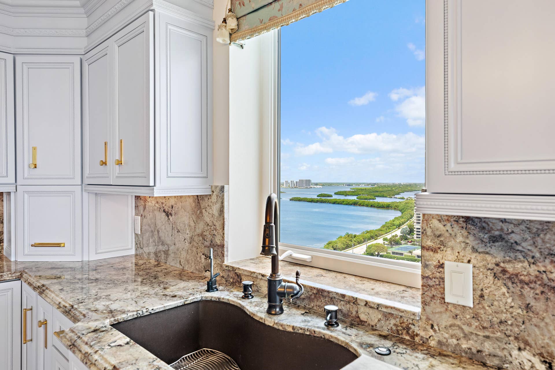 5380 N Ocean Drive, #22i, Singer Island, FL 33404 Kitchen