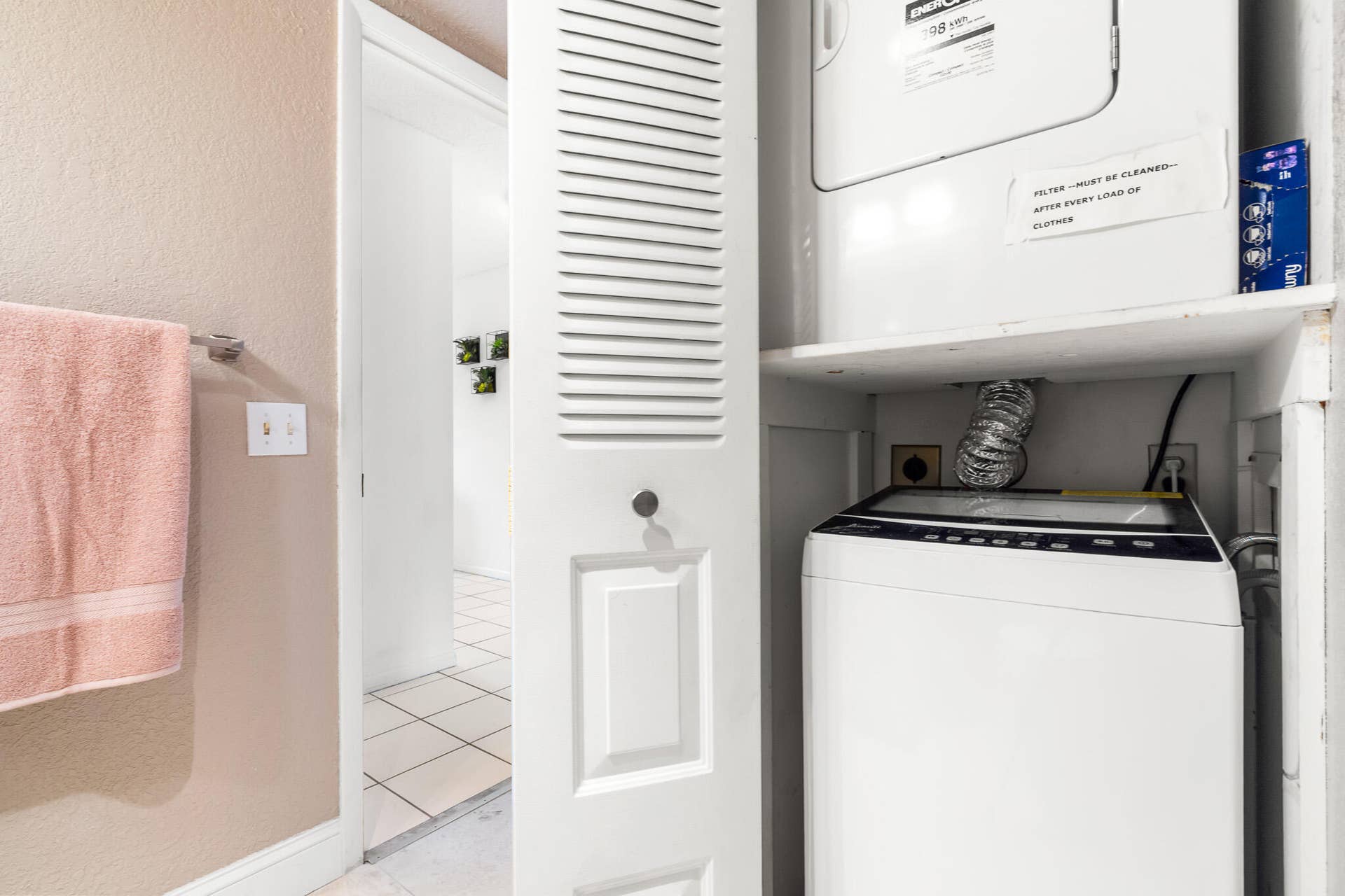 21218 Lago Circle, #F, Boca Raton, FL 33433 Washer/dryer in unit