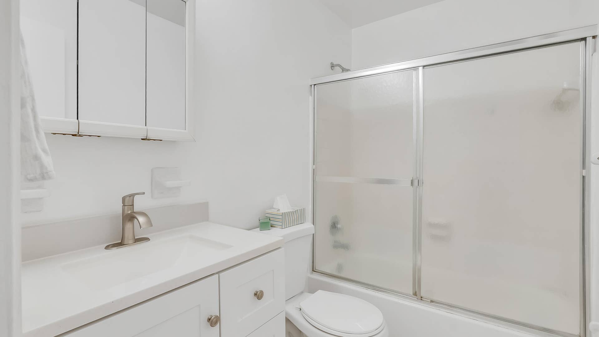 711 SE 15th Street, #5, Fort Lauderdale, FL 33316 Guest bathroom conveniently located in the hallway to the bedrooms and accessible from the living room