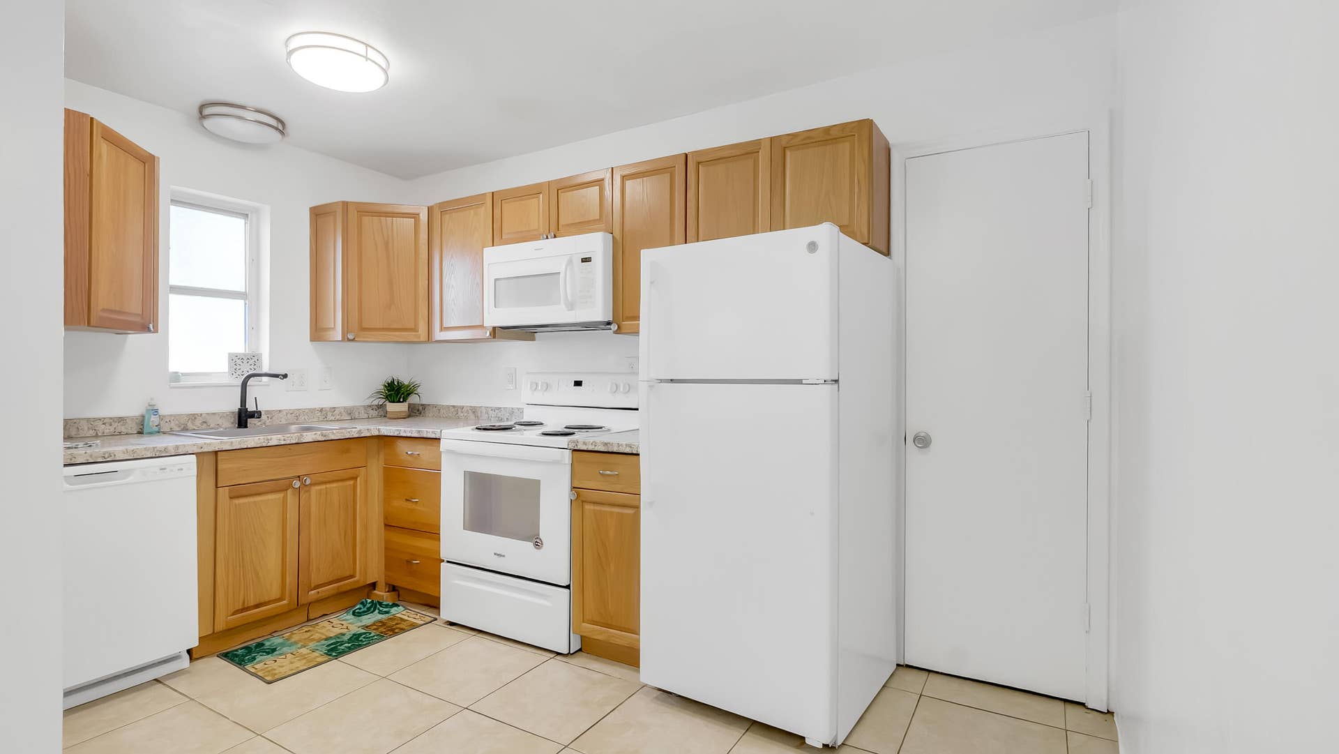 711 SE 15th Street, #5, Fort Lauderdale, FL 33316 Spacious kitchen with pantry!