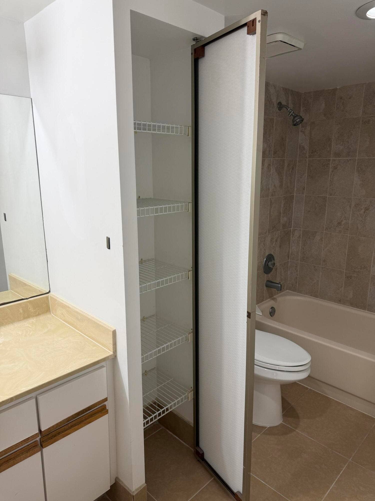 8461 Boca Rio Drive, Boca Raton, FL 33433 FULL BATH W/TUB