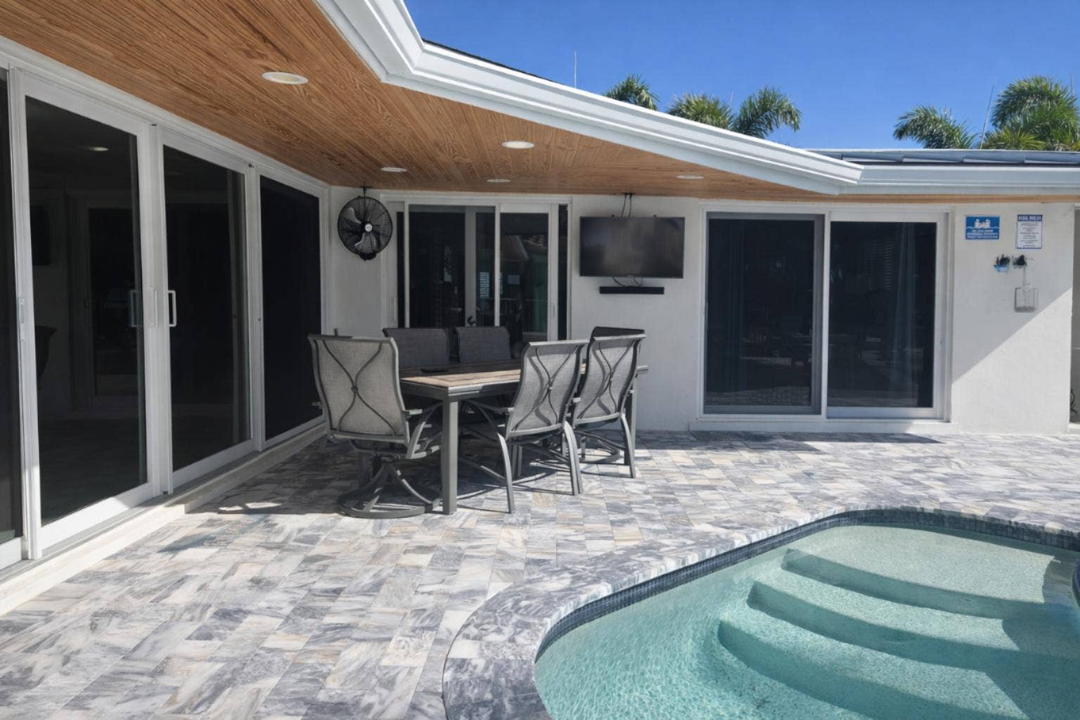 3910 NE 26th Avenue, Lighthouse Point, FL 33064 Dining