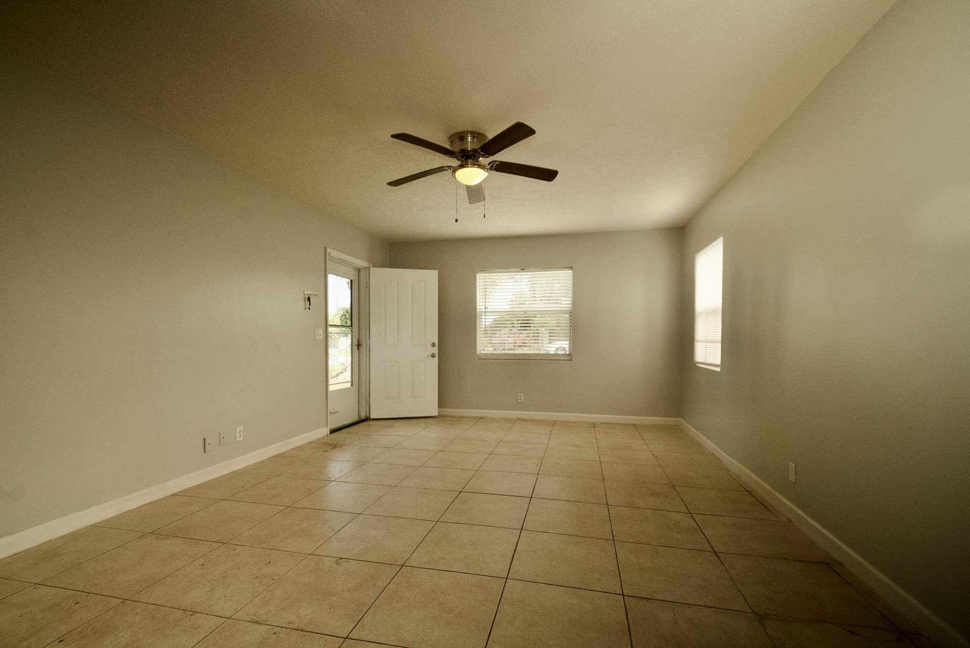 158 W 25th Street, Riviera Beach, FL 33404 DSC00358