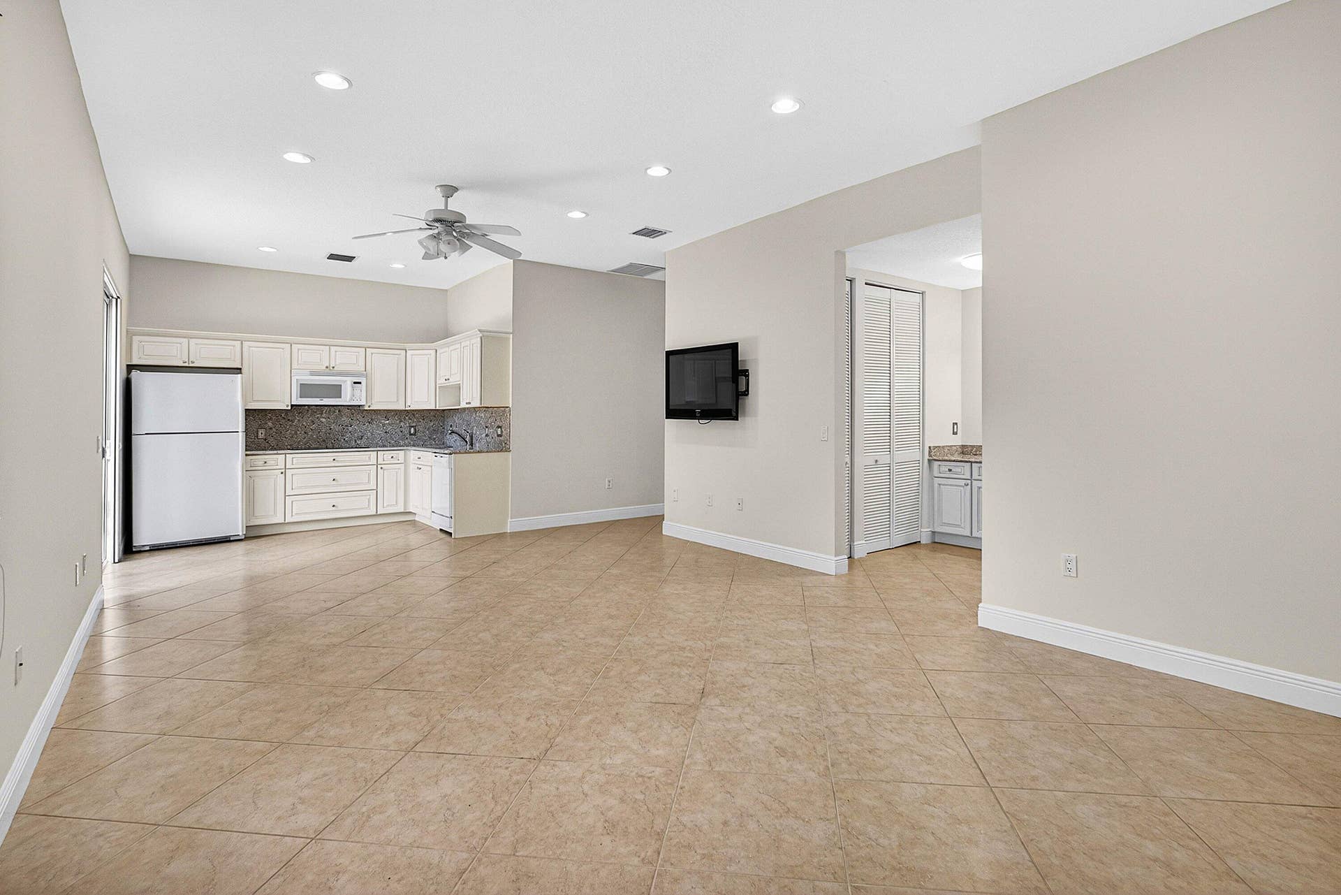 6071 NW 69th Way, Parkland, FL 33067 Guest suite- attached