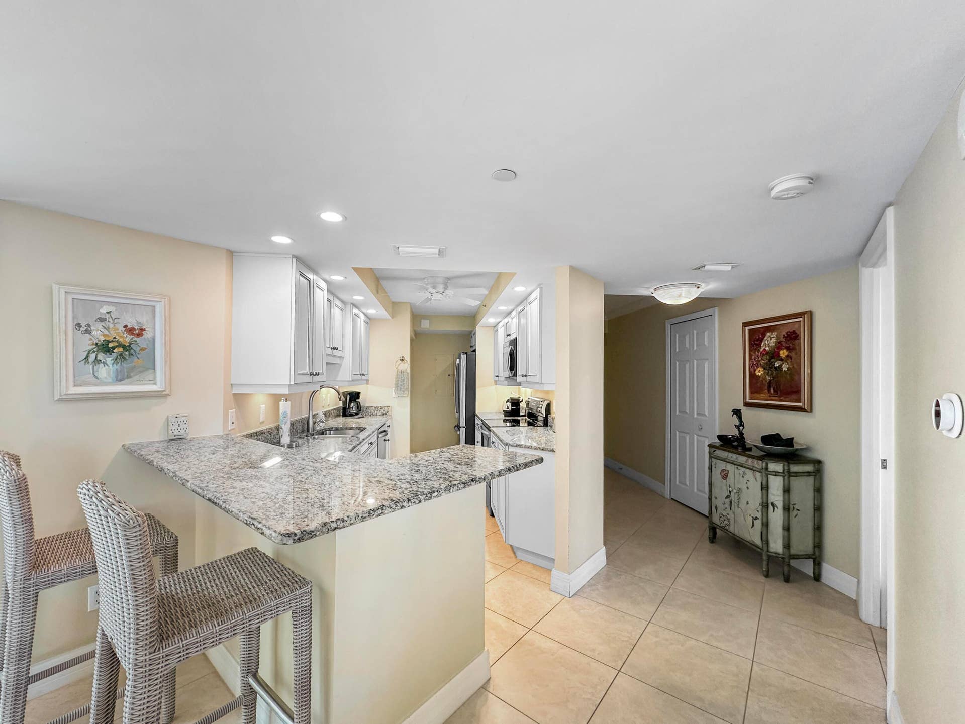 3000 N Ocean Drive, #4 F, Singer Island, FL 33404 Kitchen Bar Seating
