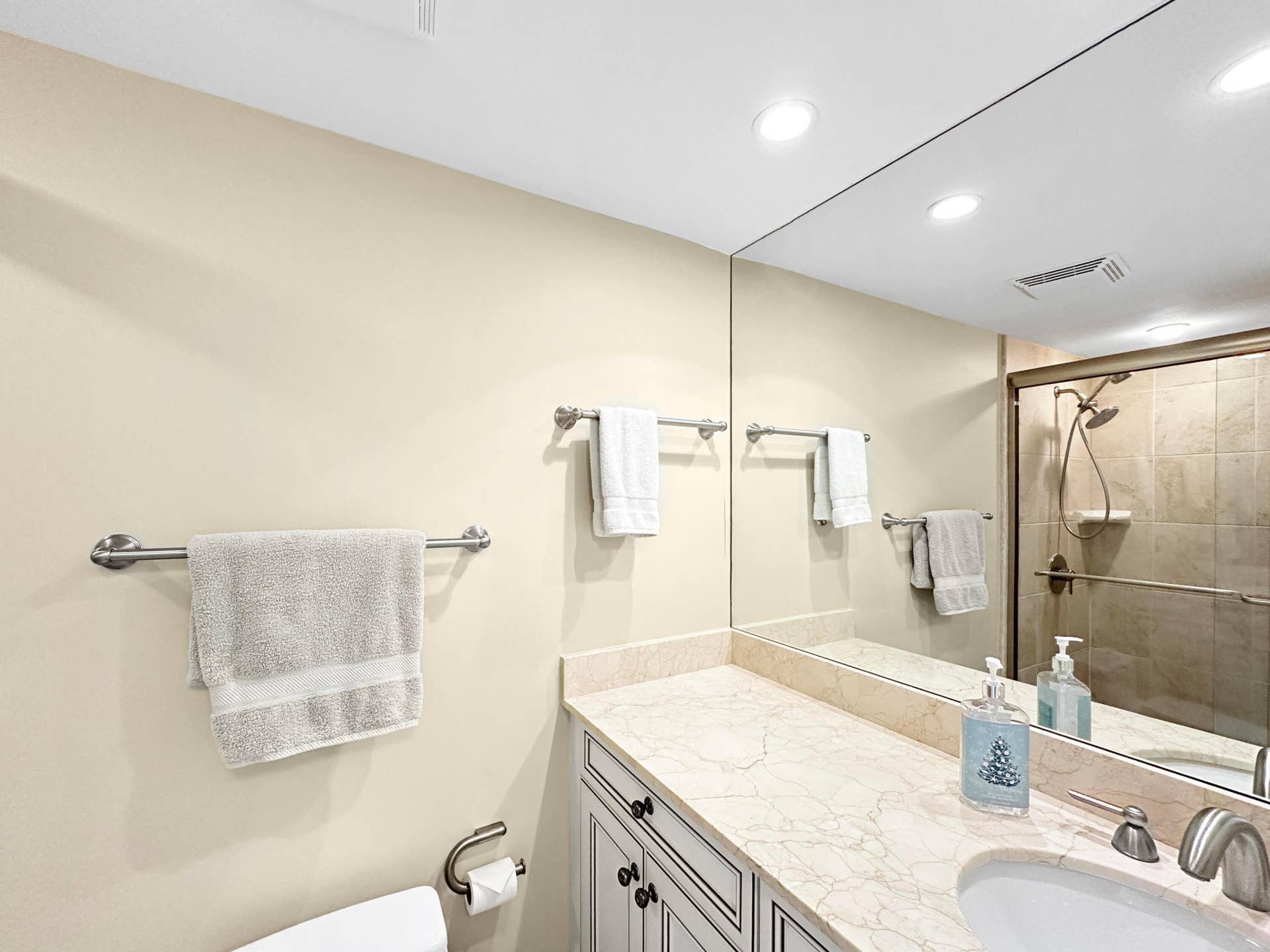 3000 N Ocean Drive, #4 F, Singer Island, FL 33404 Guest Bathroom