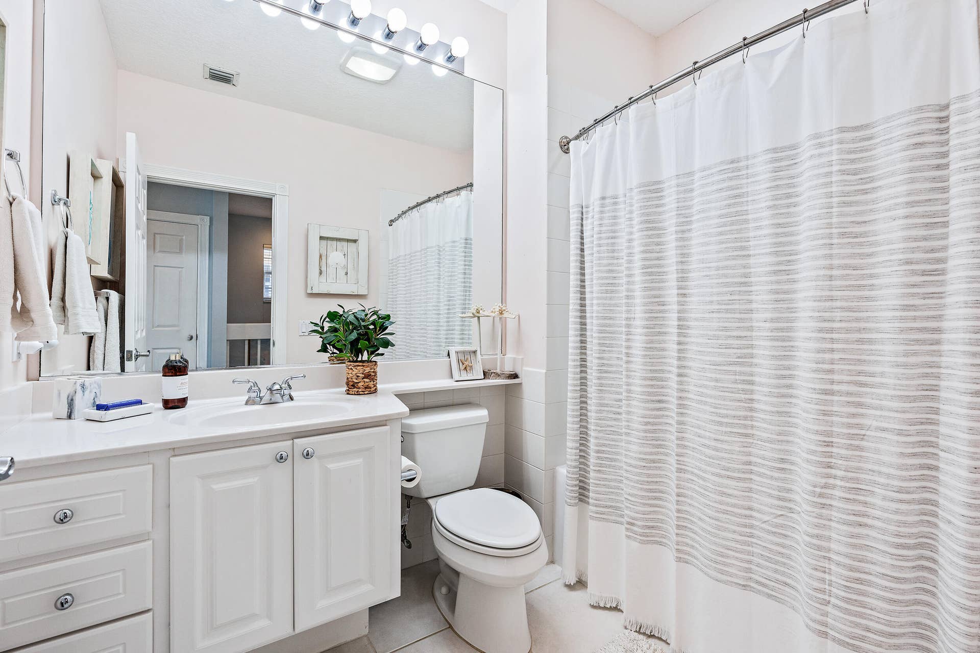 Guest full bath upstairs