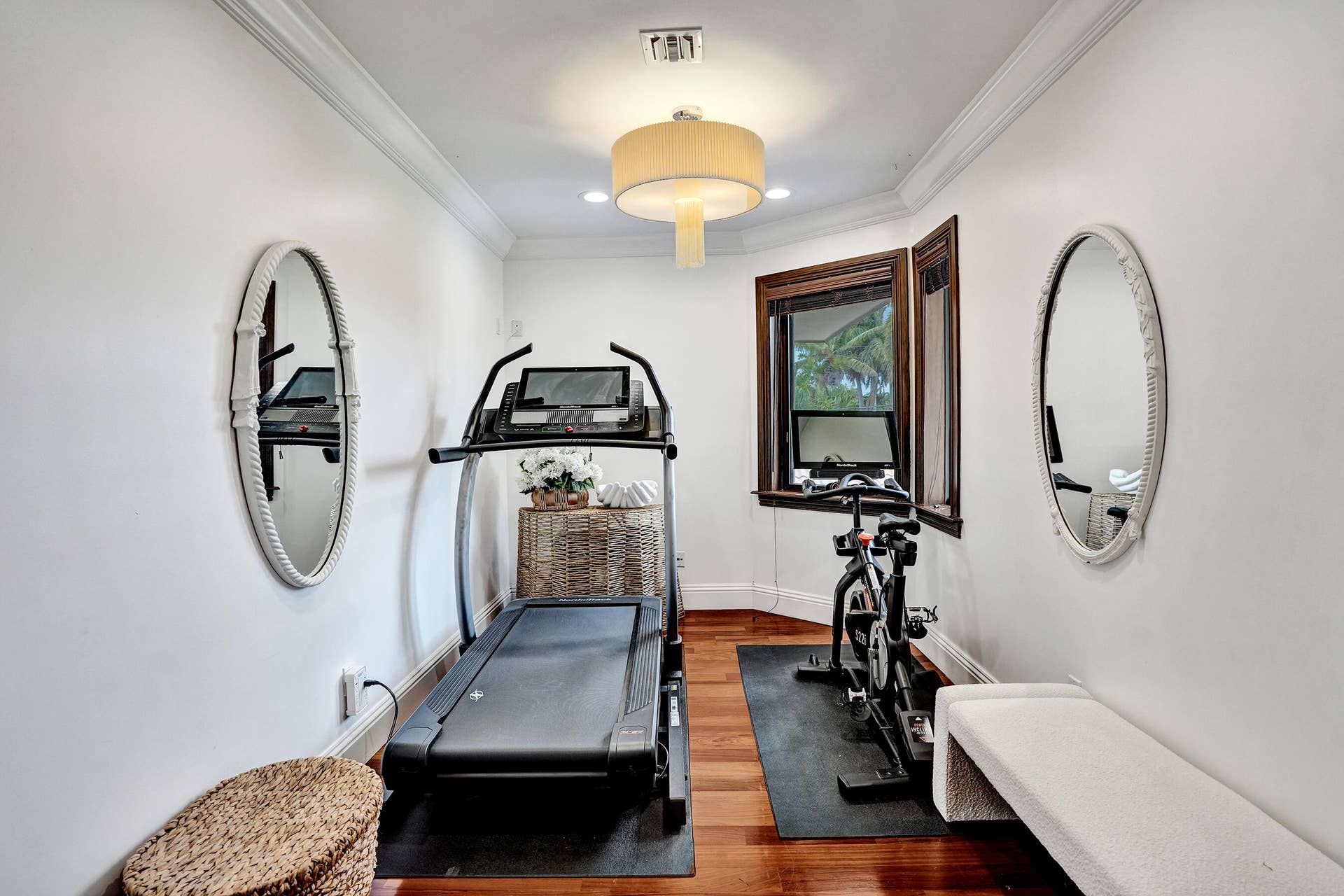 4700 NE 29th Avenue, Fort Lauderdale, FL 33308 This flex space in the Master suite can be used as gym, office or build out a 3d closet if desired