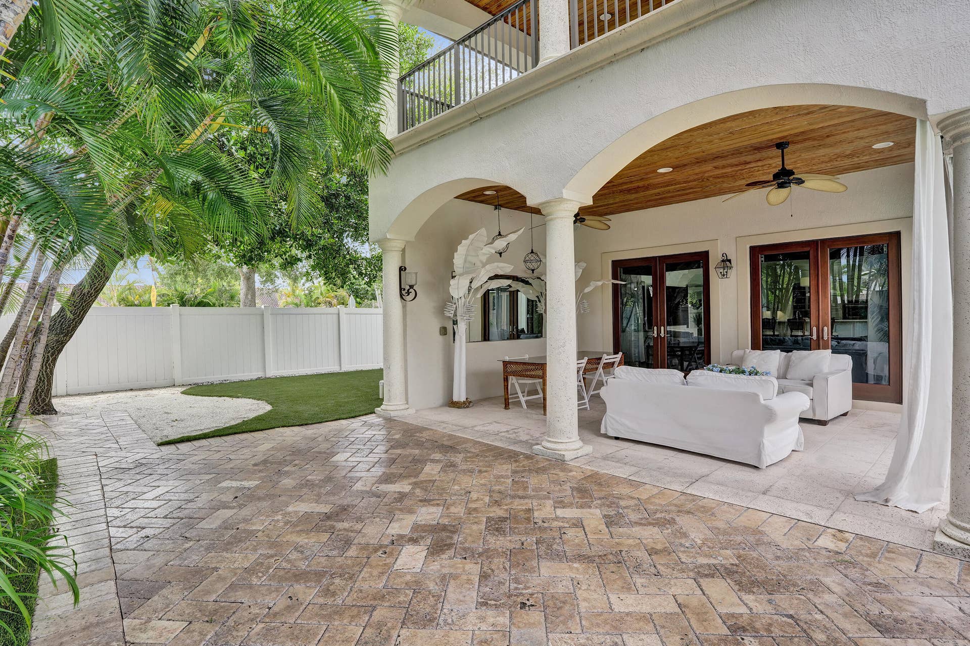 4700 NE 29th Avenue, Fort Lauderdale, FL 33308 Large covered porch off the Family room. Above is the private covered deck of the Master suite