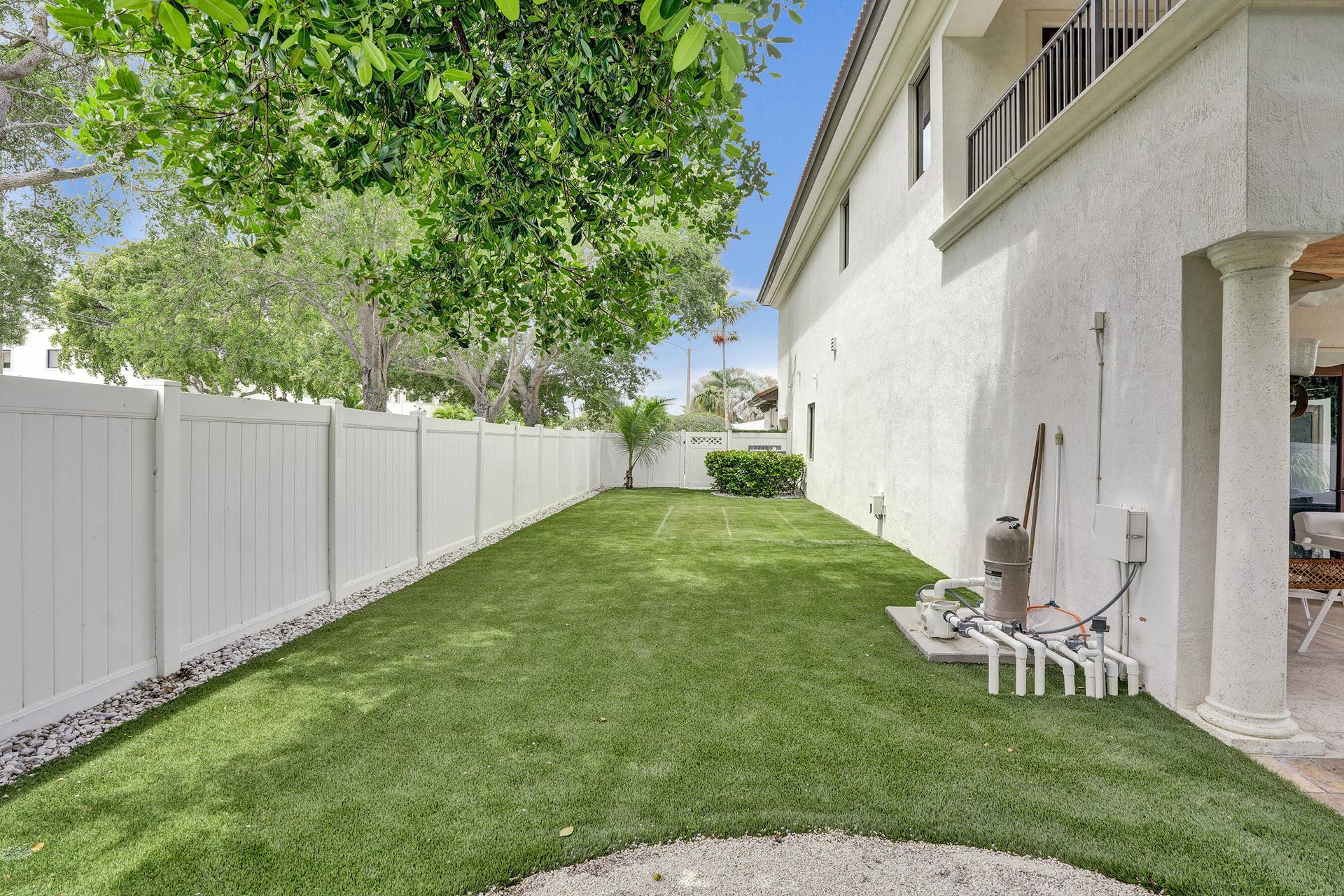 4700 NE 29th Avenue, Fort Lauderdale, FL 33308 Large side yard with clean and bright turf.