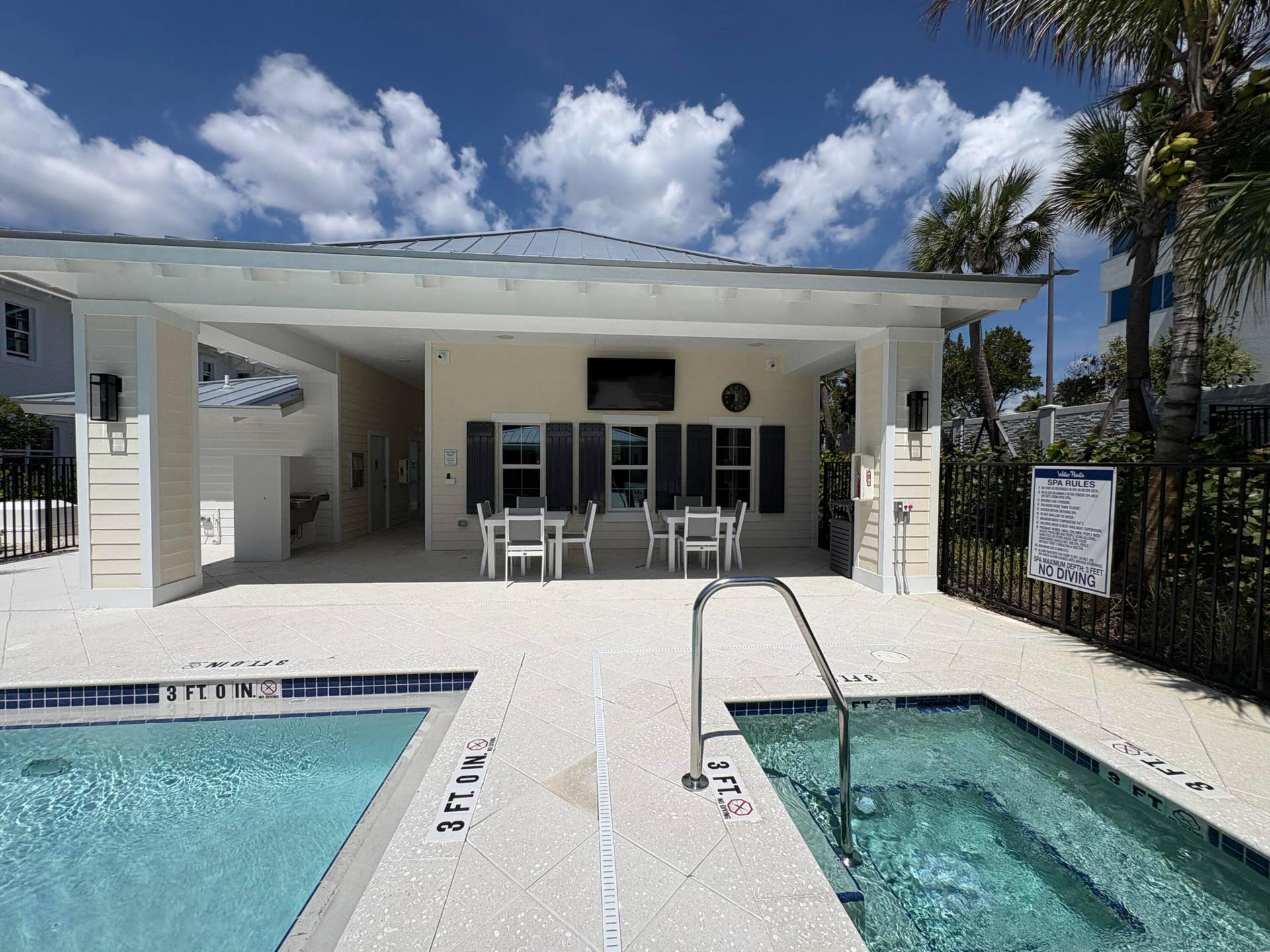 125 Water Pointe Place, #26, Jupiter, FL 33477 Picnic at Pool