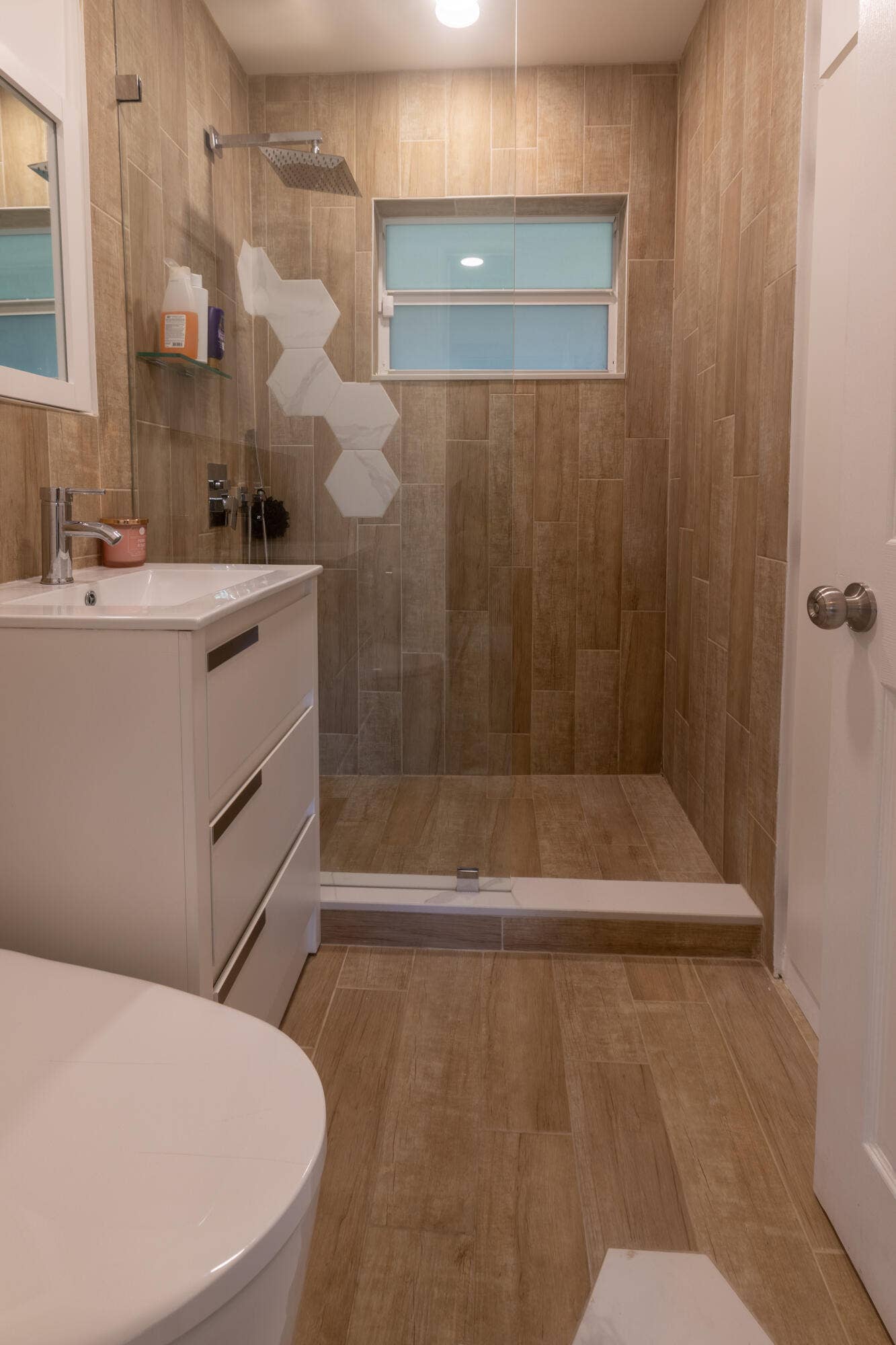 2800 NE 1st Avenue, Wilton Manors, FL 33334 Guest Bathroom