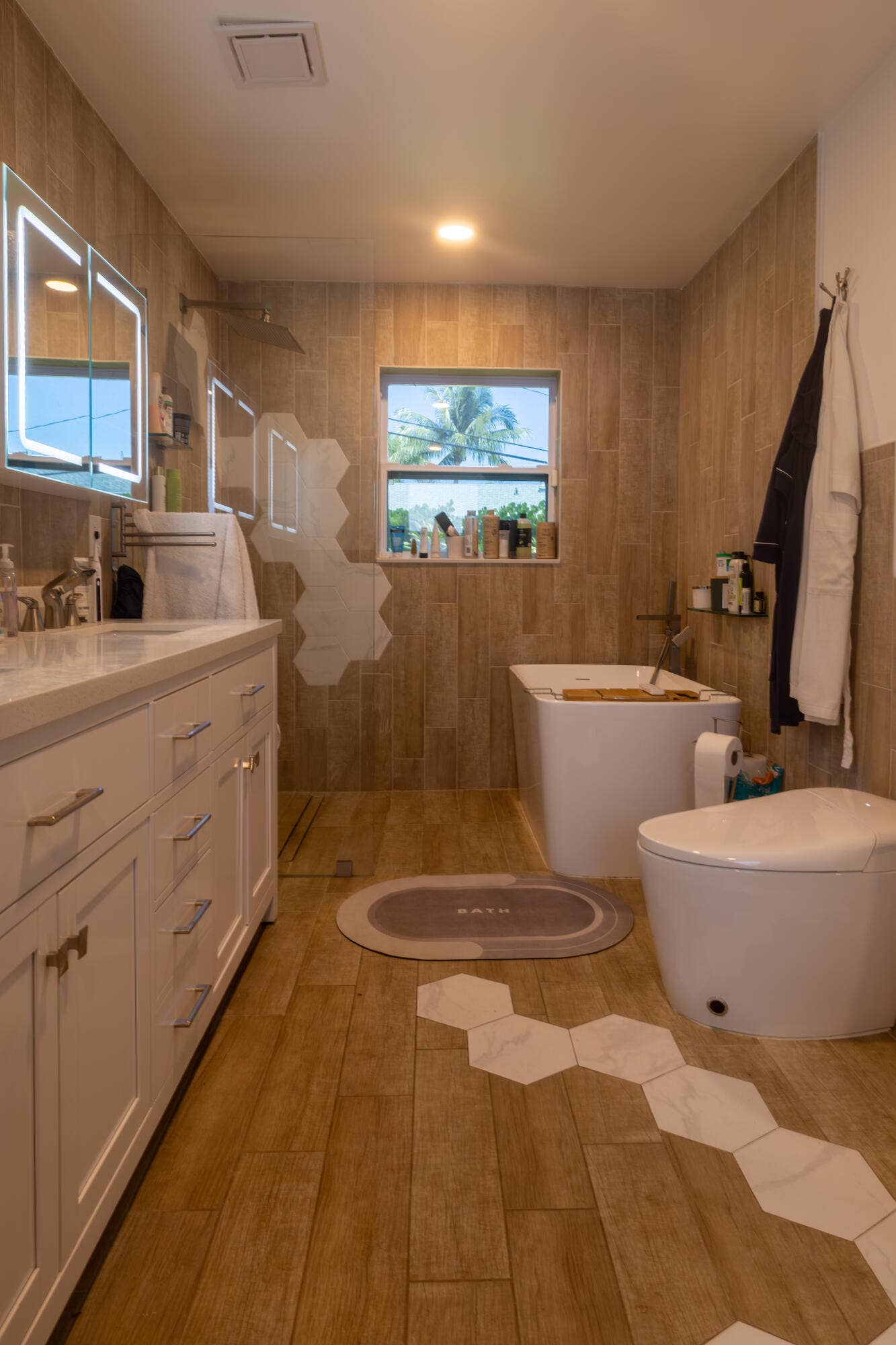 2800 NE 1st Avenue, Wilton Manors, FL 33334 Primary Bathroom