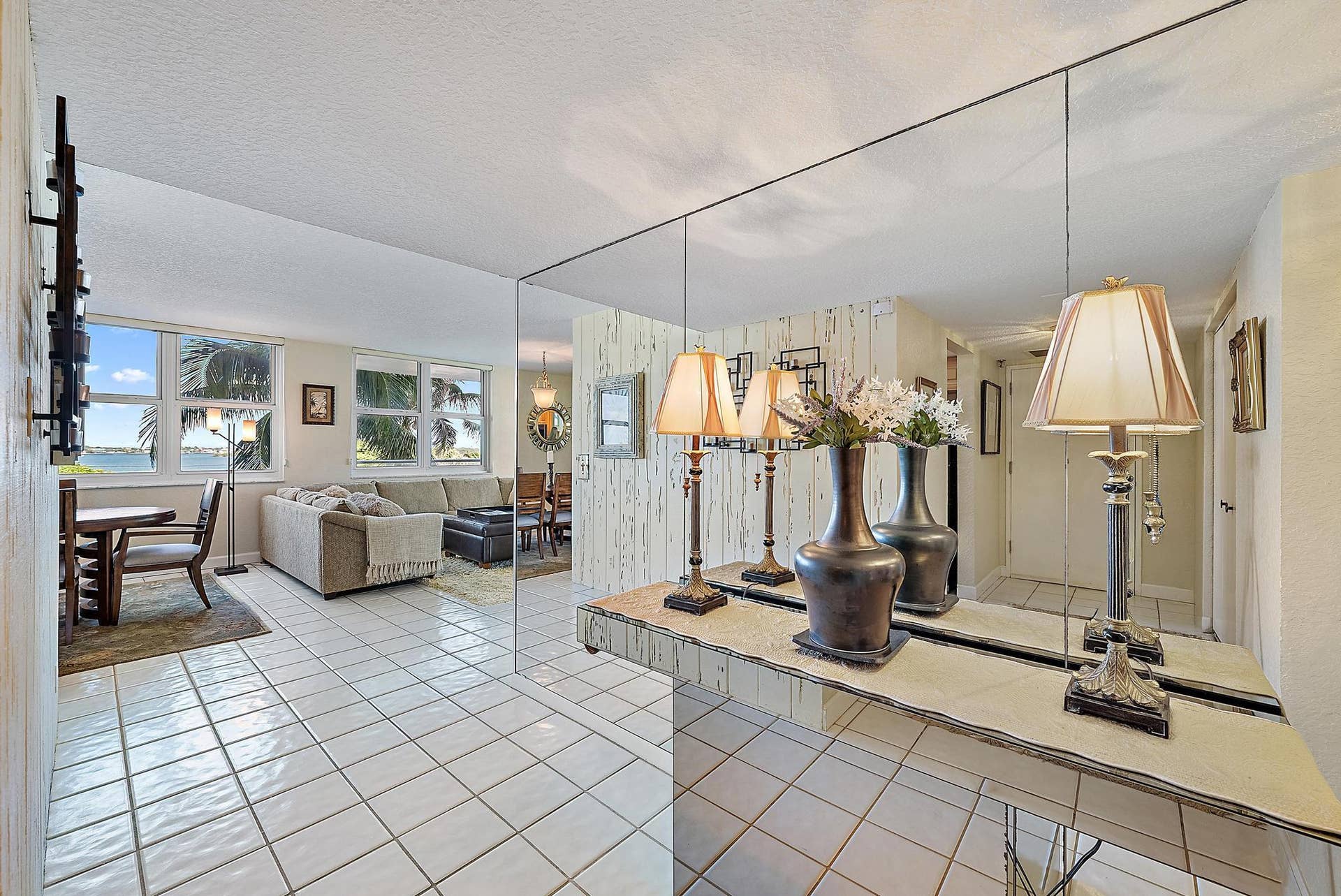 5440 N Ocean Drive, #202, Riviera Beach, FL 33404 Foyer