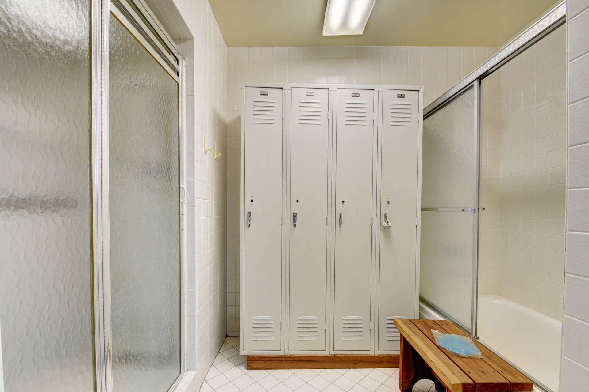 5440 N Ocean Drive, #202, Riviera Beach, FL 33404 Locker room