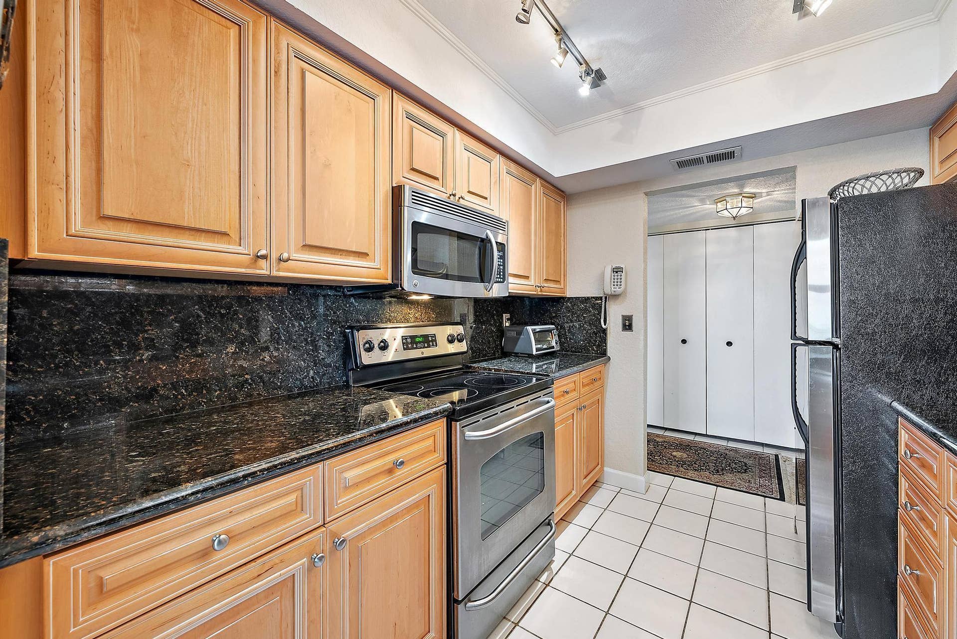 5440 N Ocean Drive, #202, Riviera Beach, FL 33404 Kitchen