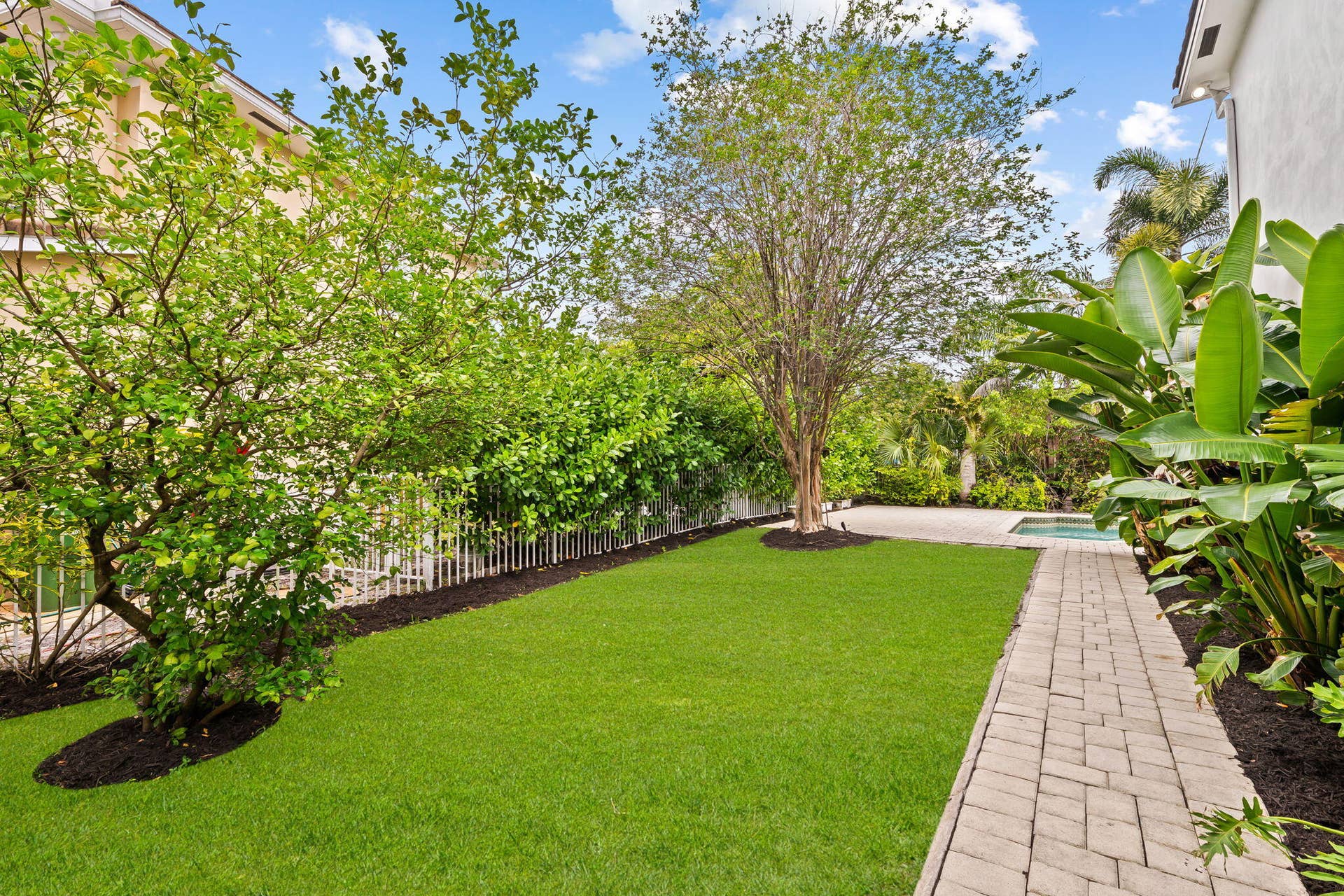 Large side yard - RARE in La Preserve
