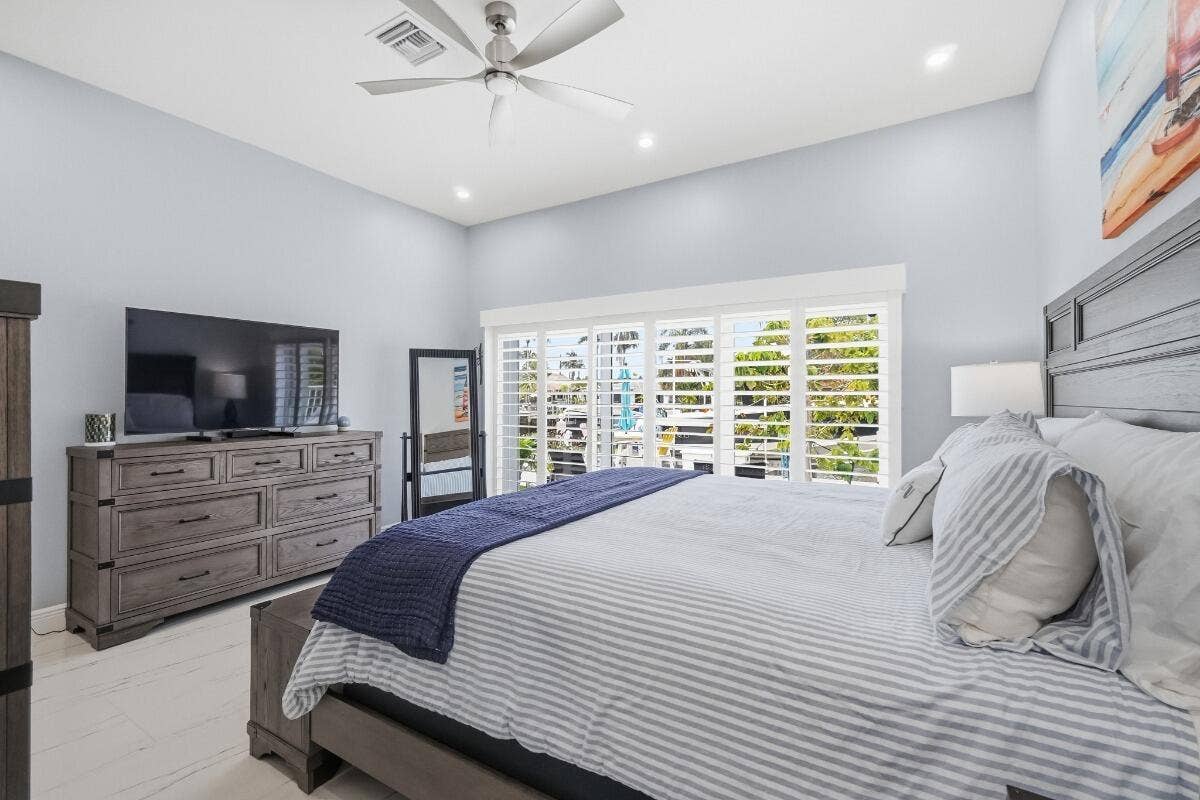 380 SE 5th Avenue, Pompano Beach, FL 33060 primary bedroom