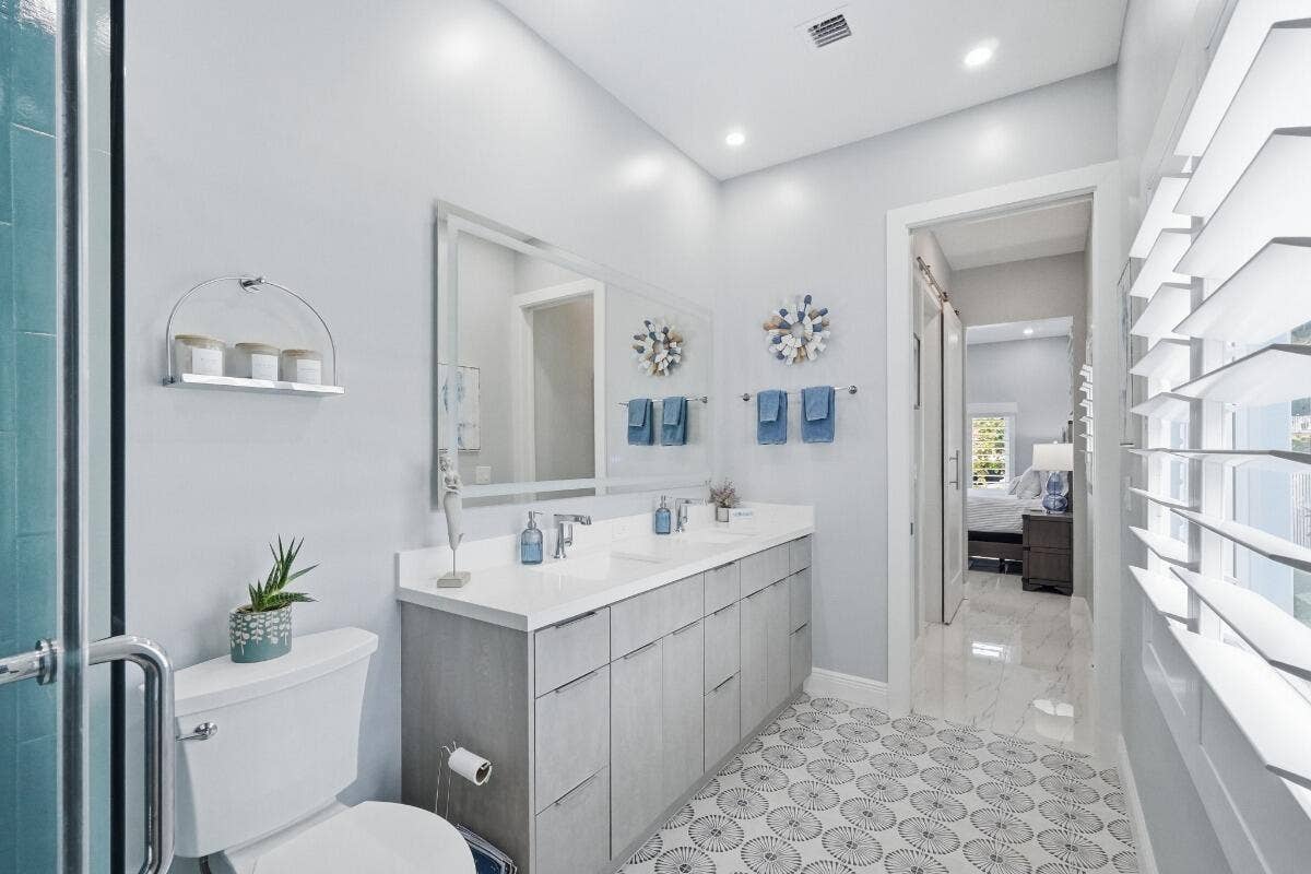 380 SE 5th Avenue, Pompano Beach, FL 33060 primary bathroom
