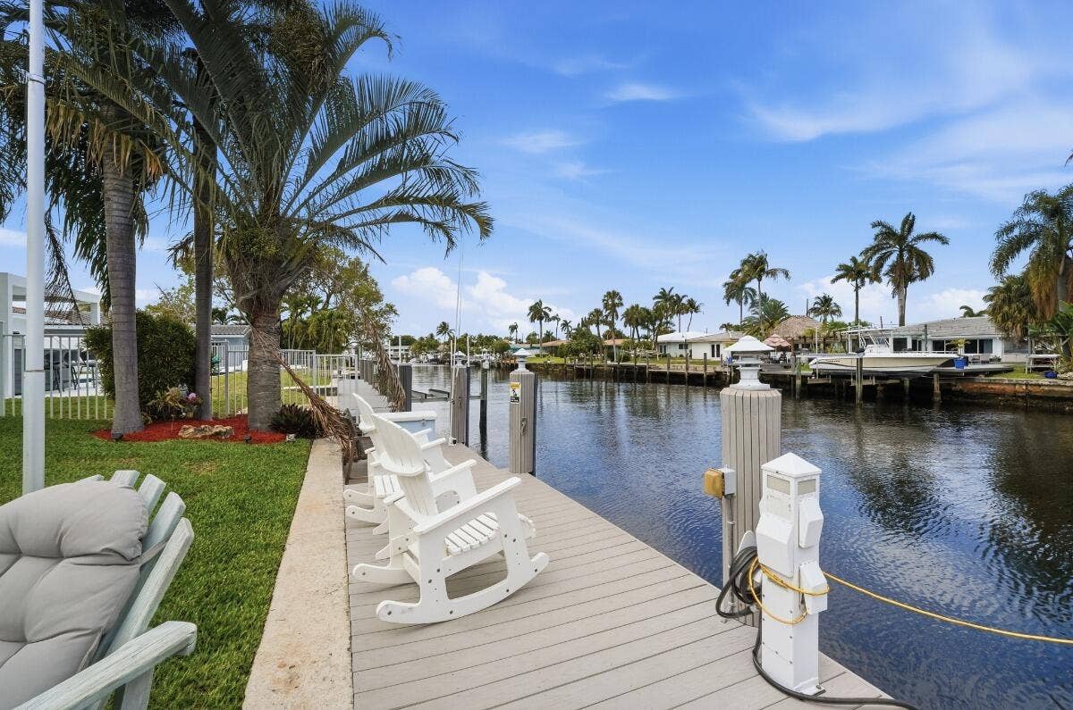 380 SE 5th Avenue, Pompano Beach, FL 33060 left side of the dock