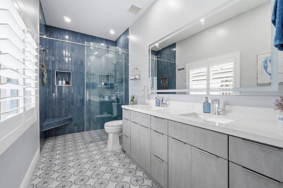 380 SE 5th Avenue, Pompano Beach, FL 33060 primary bathroom