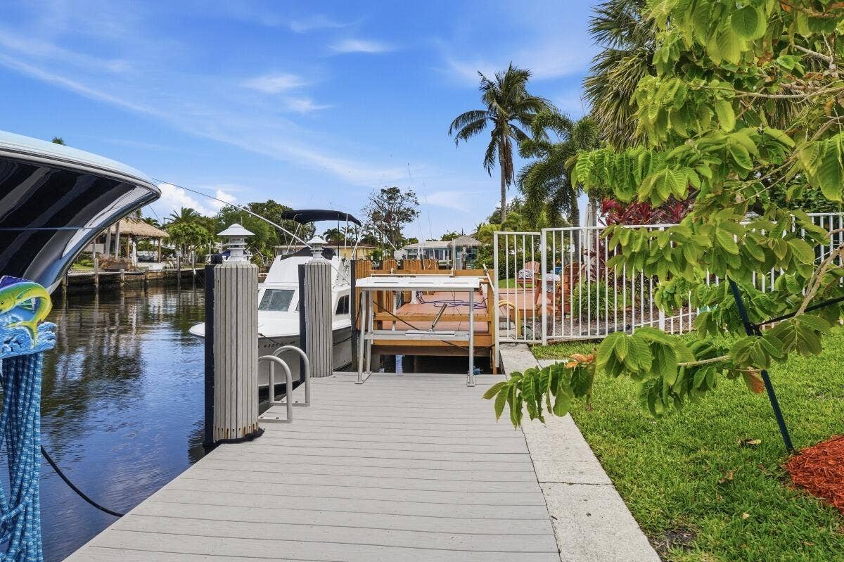 380 SE 5th Avenue, Pompano Beach, FL 33060 right side of the doc