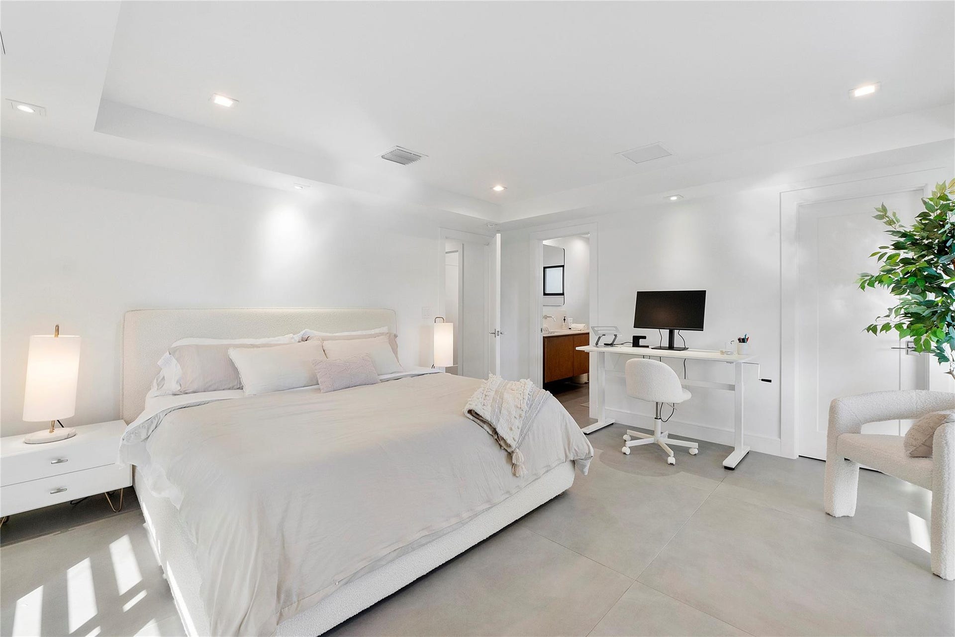 500 NE 14th Avenue, Fort Lauderdale, FL 33301 Guest bedroom w/ en suite