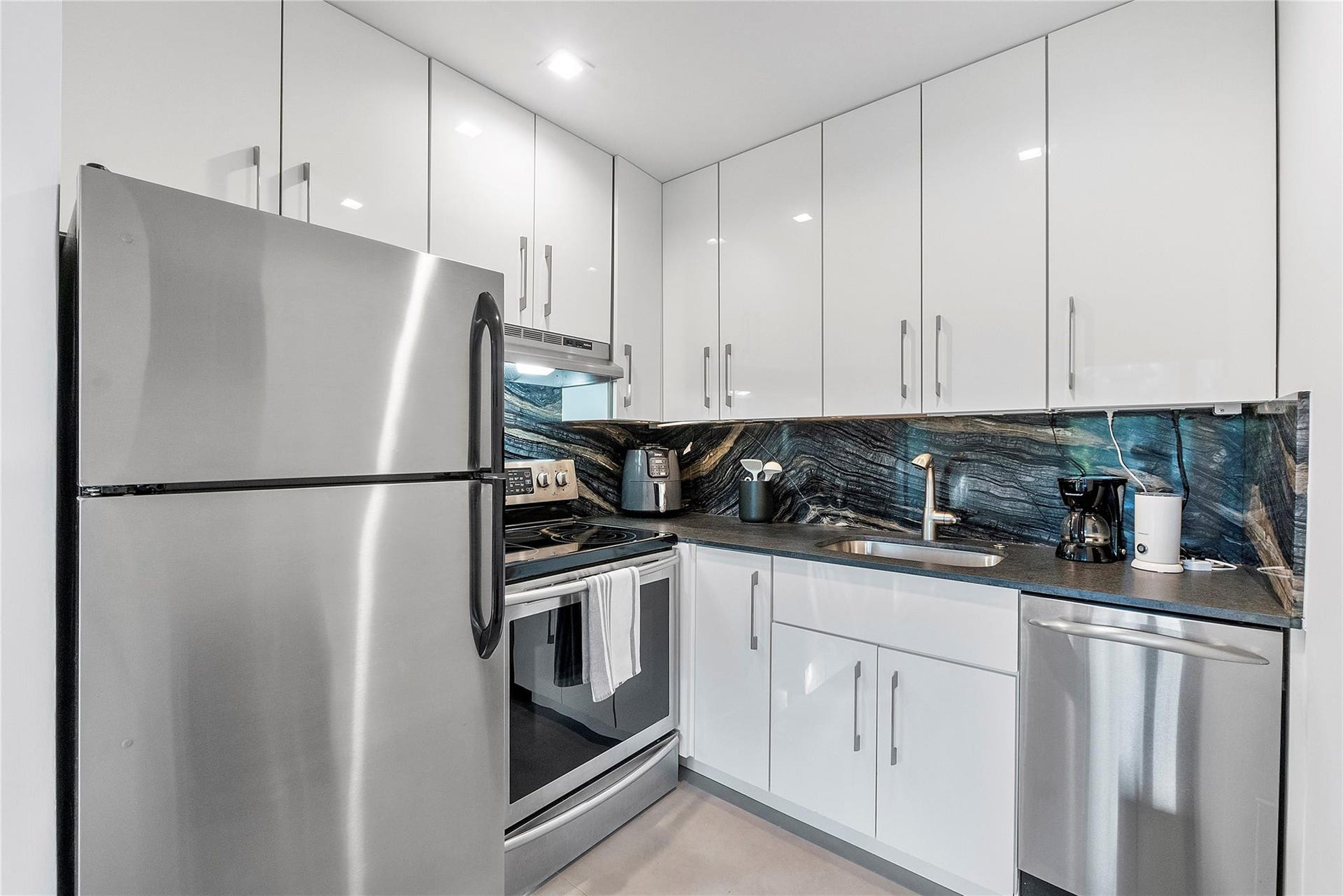 500 NE 14th Avenue, Fort Lauderdale, FL 33301 Attached 1/1 apartment Kitchen