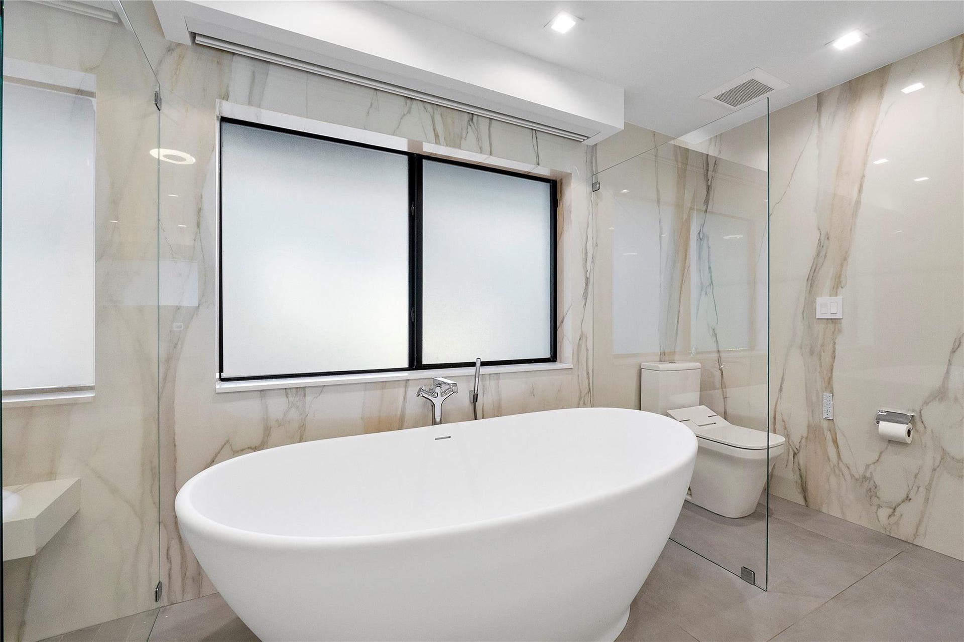 500 NE 14th Avenue, Fort Lauderdale, FL 33301 Primary Bathroom