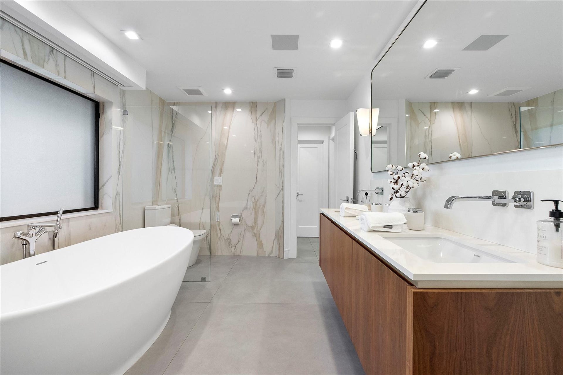 500 NE 14th Avenue, Fort Lauderdale, FL 33301 Primary Bathroom