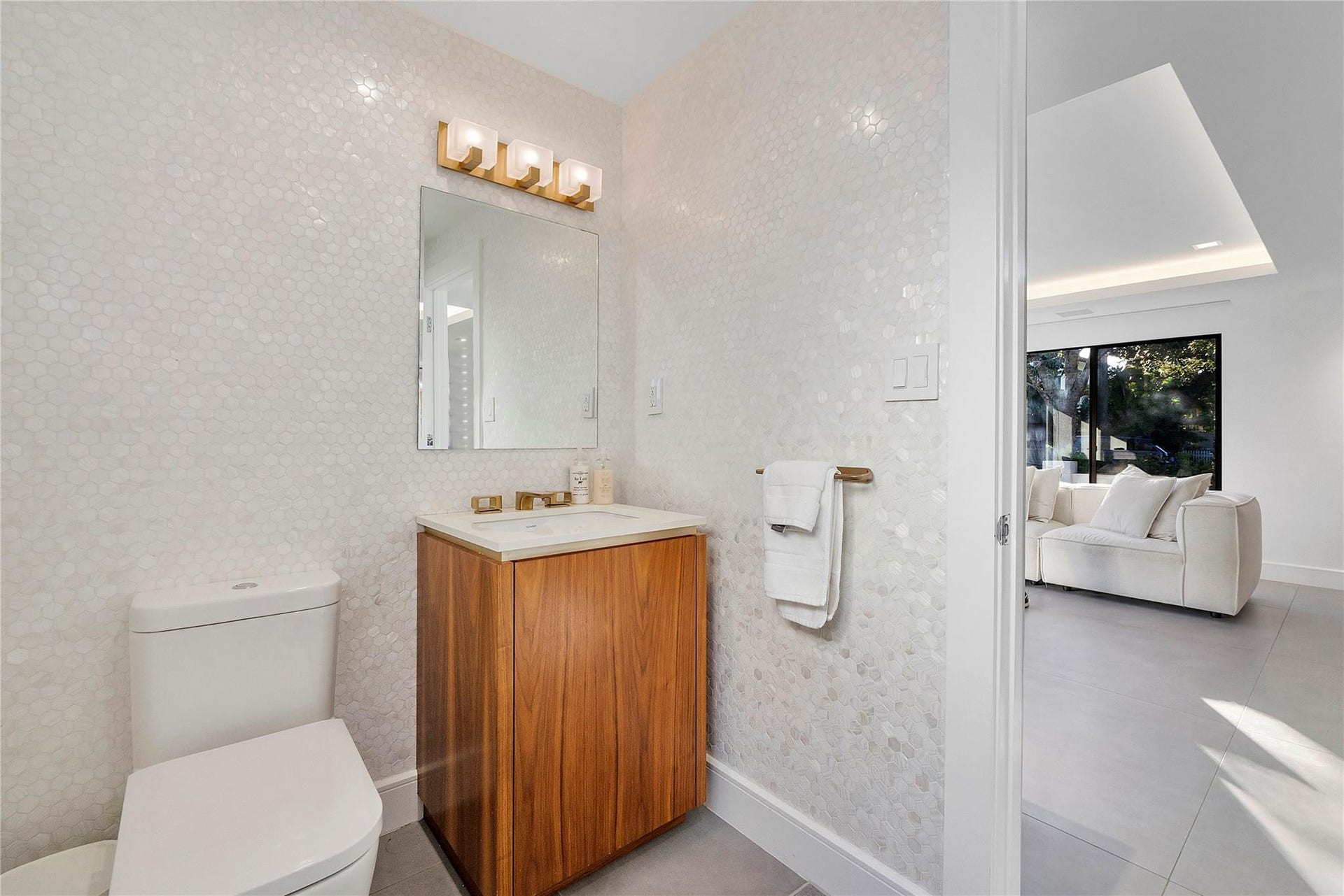 500 NE 14th Avenue, Fort Lauderdale, FL 33301 Downstairs Half Bathroom