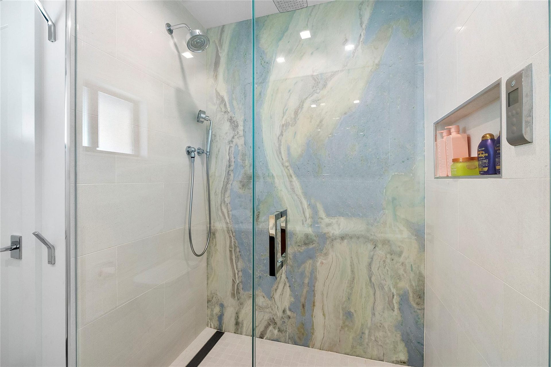 500 NE 14th Avenue, Fort Lauderdale, FL 33301 Guest bedroom bathroom