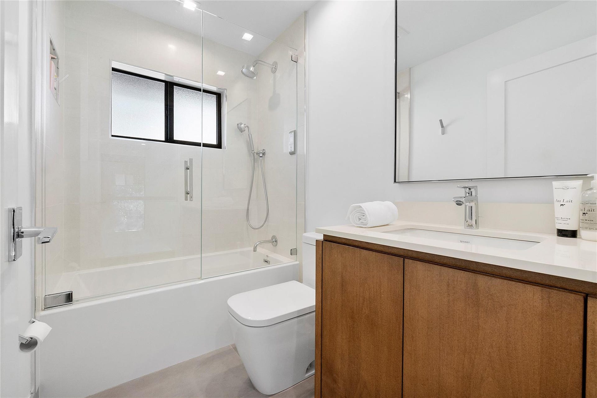 500 NE 14th Avenue, Fort Lauderdale, FL 33301 Upstairs bathroom for 3rd & 4th bedroom