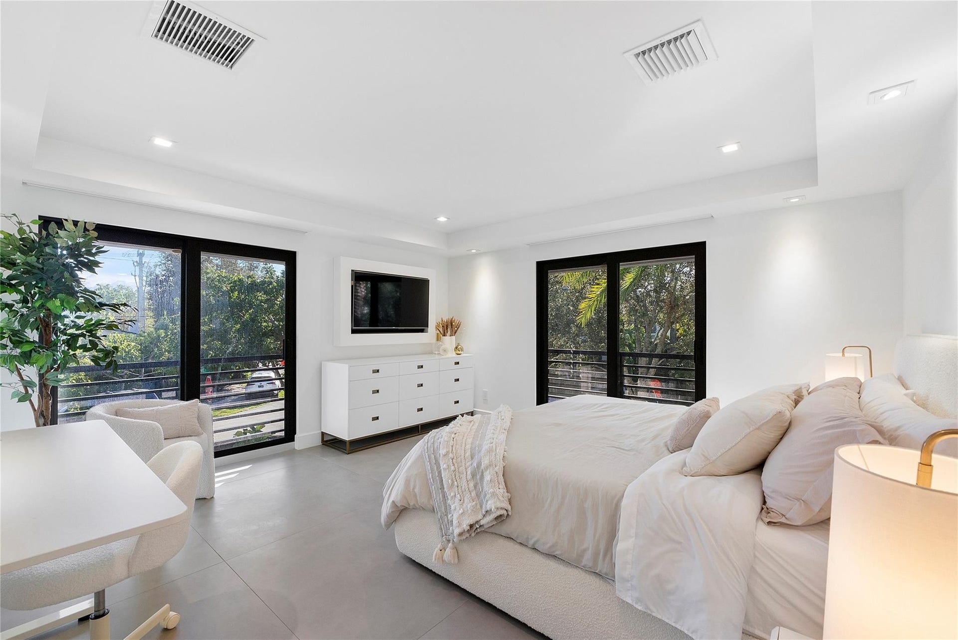 500 NE 14th Avenue, Fort Lauderdale, FL 33301 Guest bedroom w/ en suite