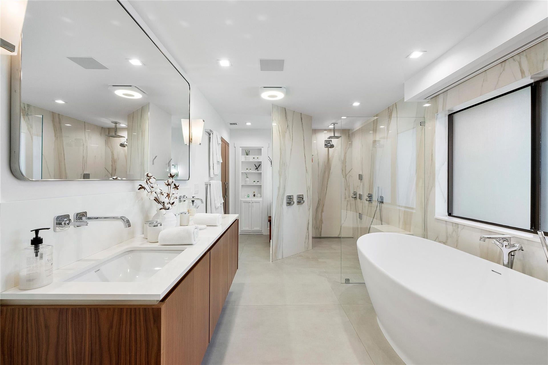 500 NE 14th Avenue, Fort Lauderdale, FL 33301 Primary Bathroom