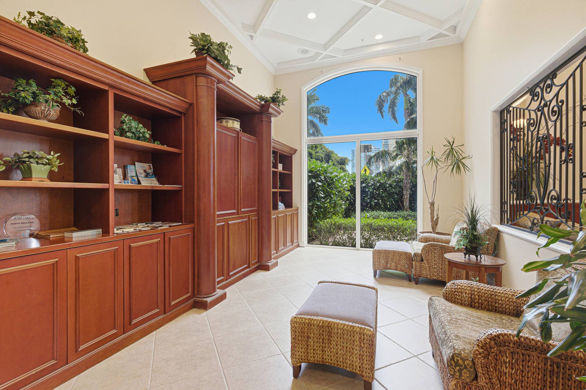17100 N Bay Road, #Unit 1214, Sunny Isles Beach, FL 33160 Clubhouse-Sitting Area-C