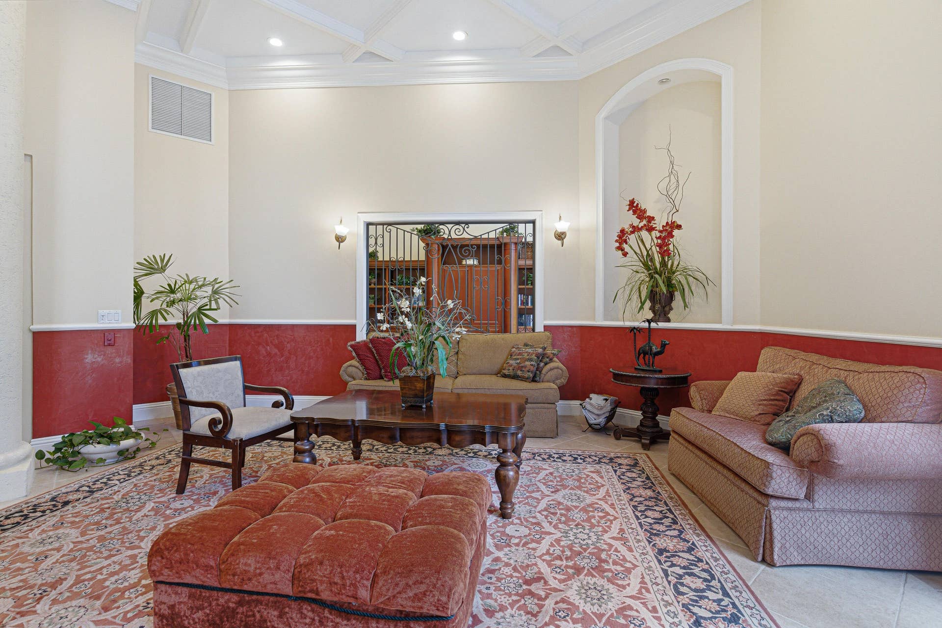 17100 N Bay Road, #Unit 1214, Sunny Isles Beach, FL 33160 Clubhouse-Sitting Area-B