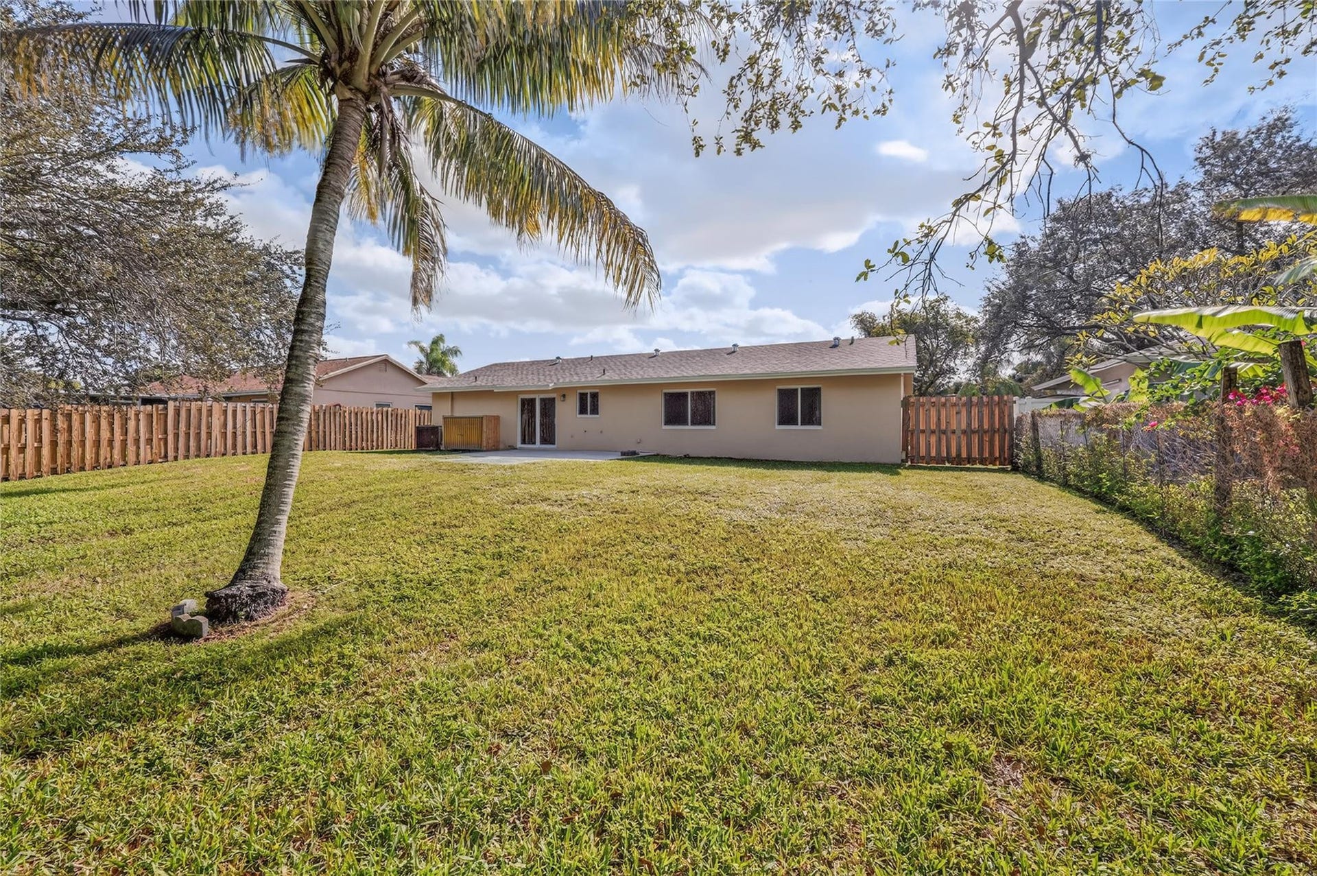 12541 SW 10th Court, Davie, FL 33325 Back yard looking at the side yard. there is room for a small boat or RV