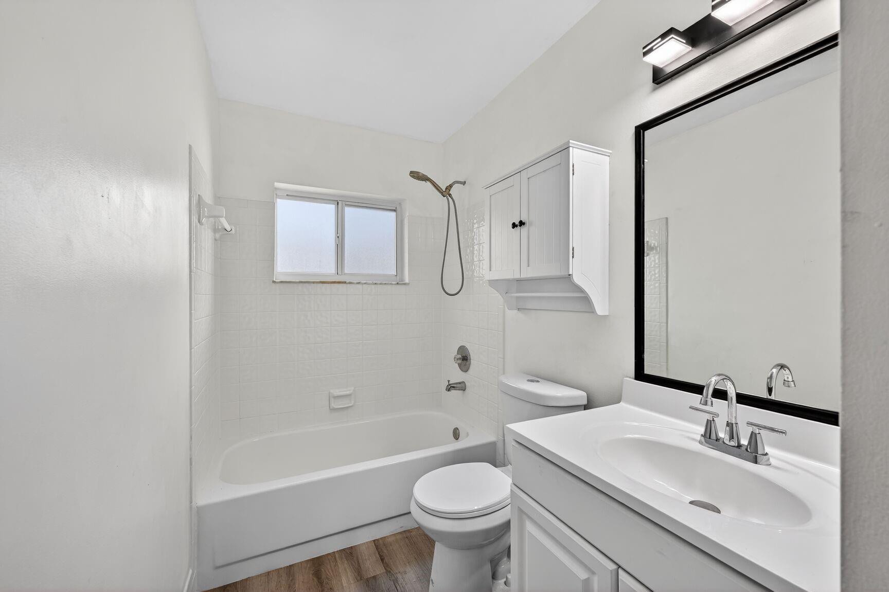 12541 SW 10th Court, Davie, FL 33325 Guest bathroom