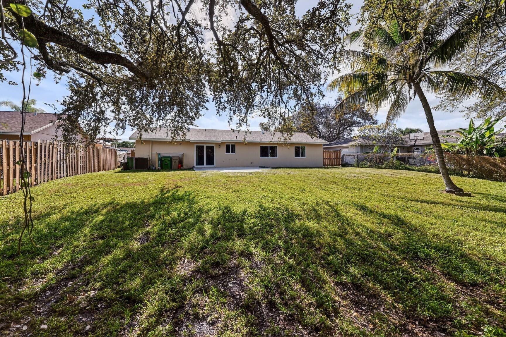 12541 SW 10th Court, Davie, FL 33325 Expansive backyard