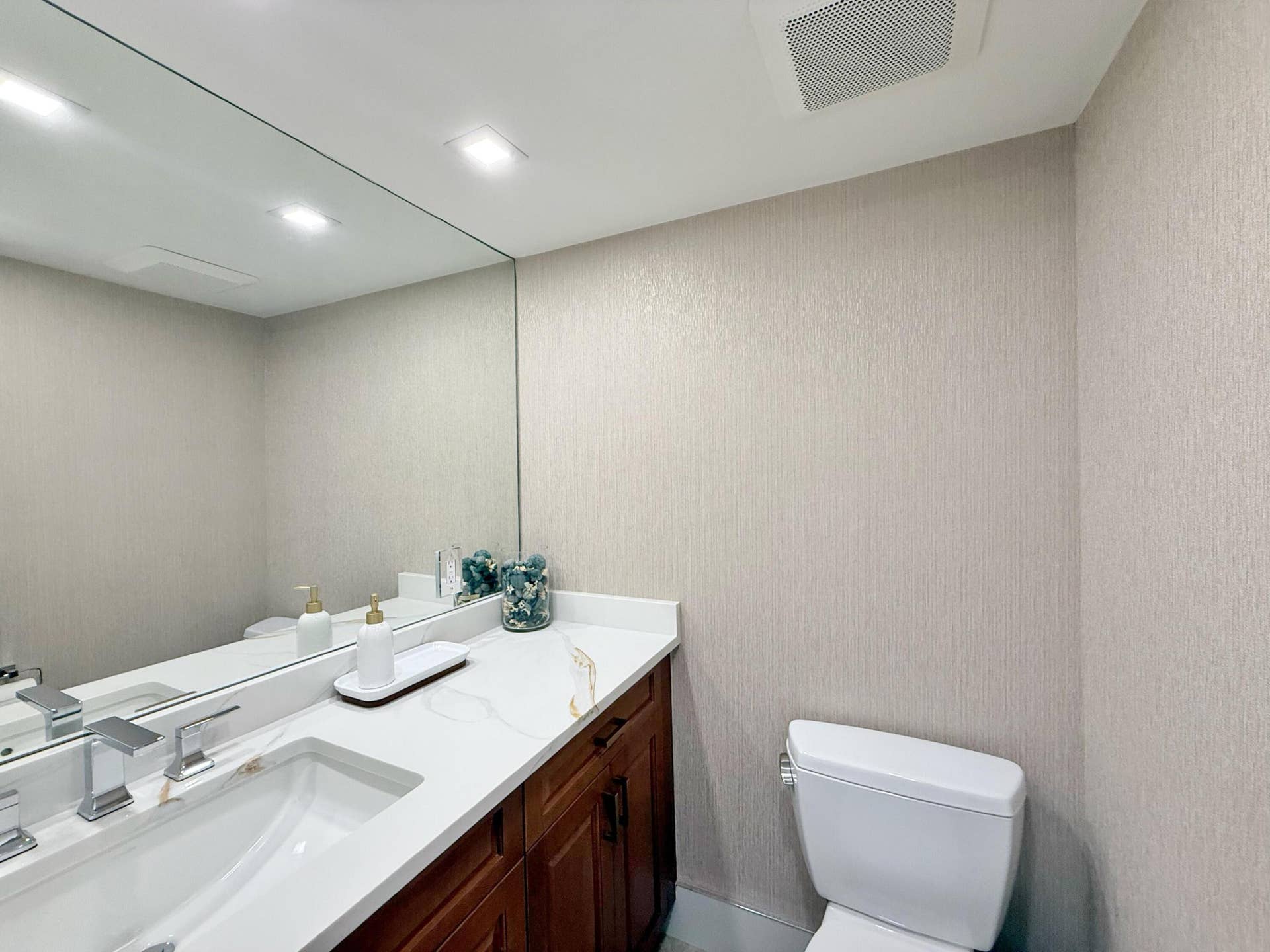 3000 N Ocean Drive, #16-b, Singer Island, Singer Island, FL 33404 Powder Room