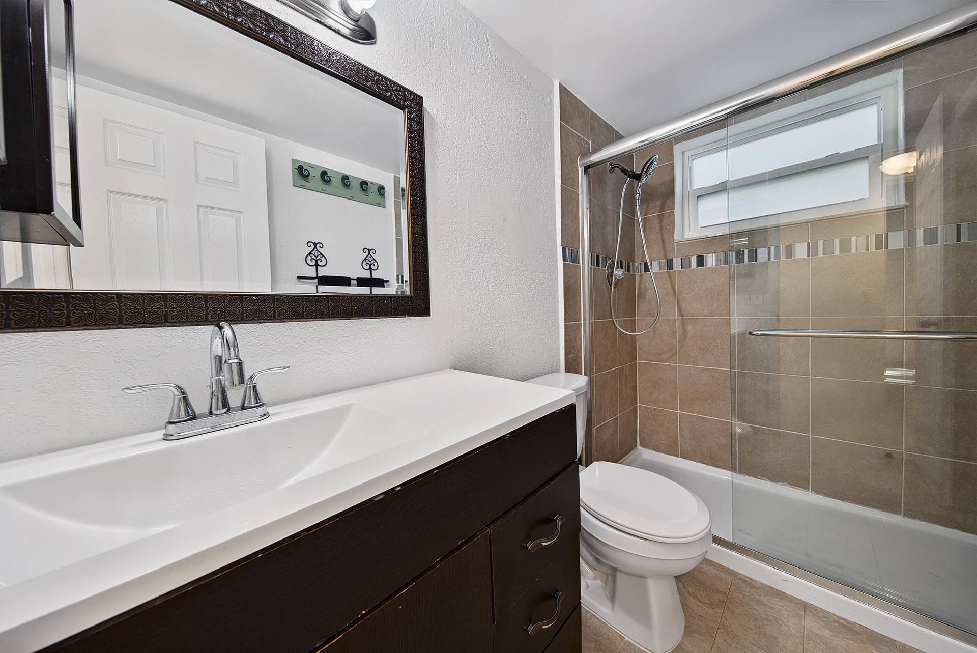 191 NE 6th Court, Dania Beach, FL 33004 1st Floor Full Bathroom