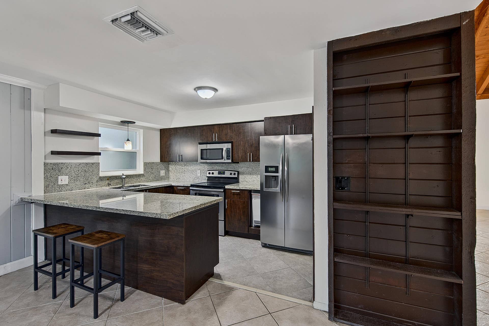 191 NE 6th Court, Dania Beach, FL 33004 Kitchen w/Breakfast Bar