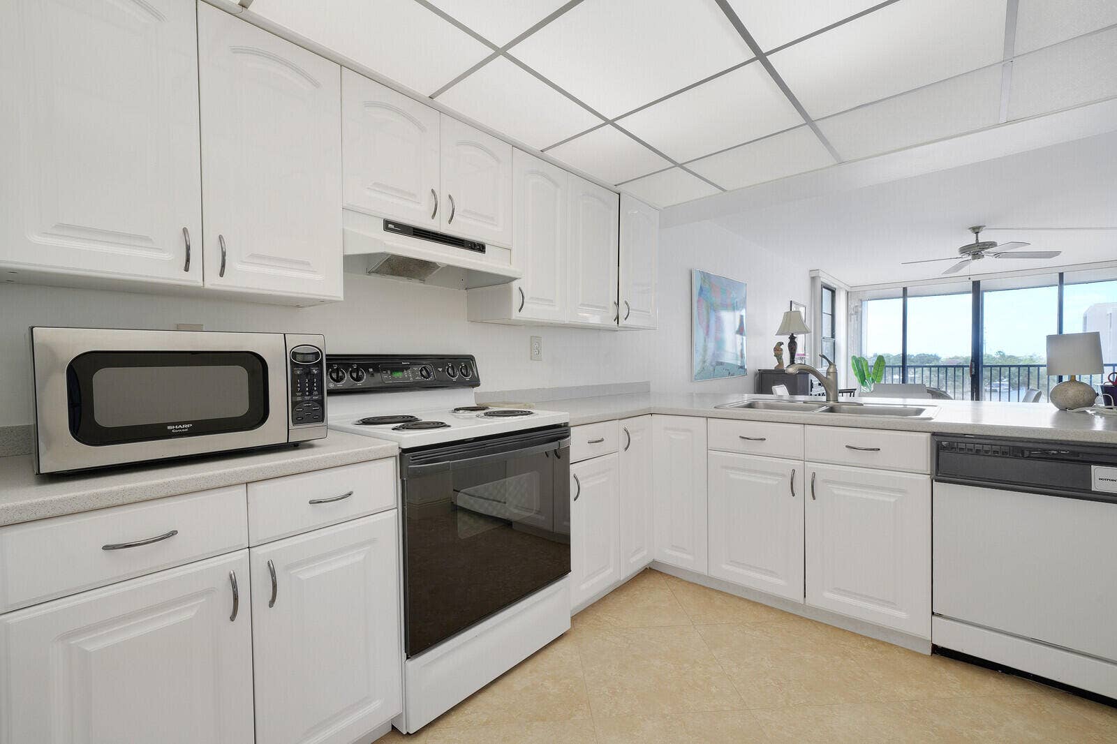 8 Royal Palm Way, #401, Boca Raton, FL 33432 Kitchen