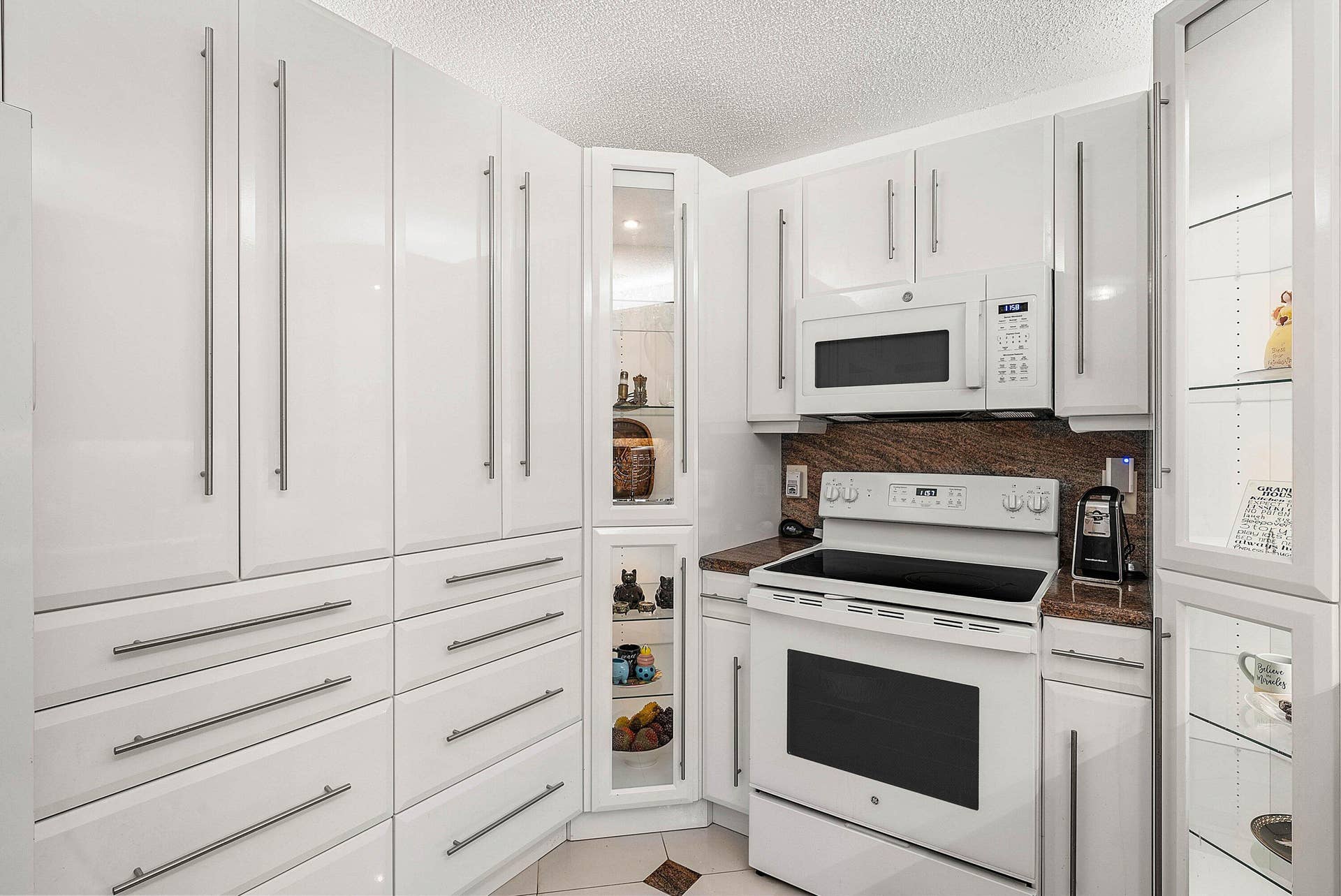 008-18881JolsonAvenue-1-BocaRaton-FL-334