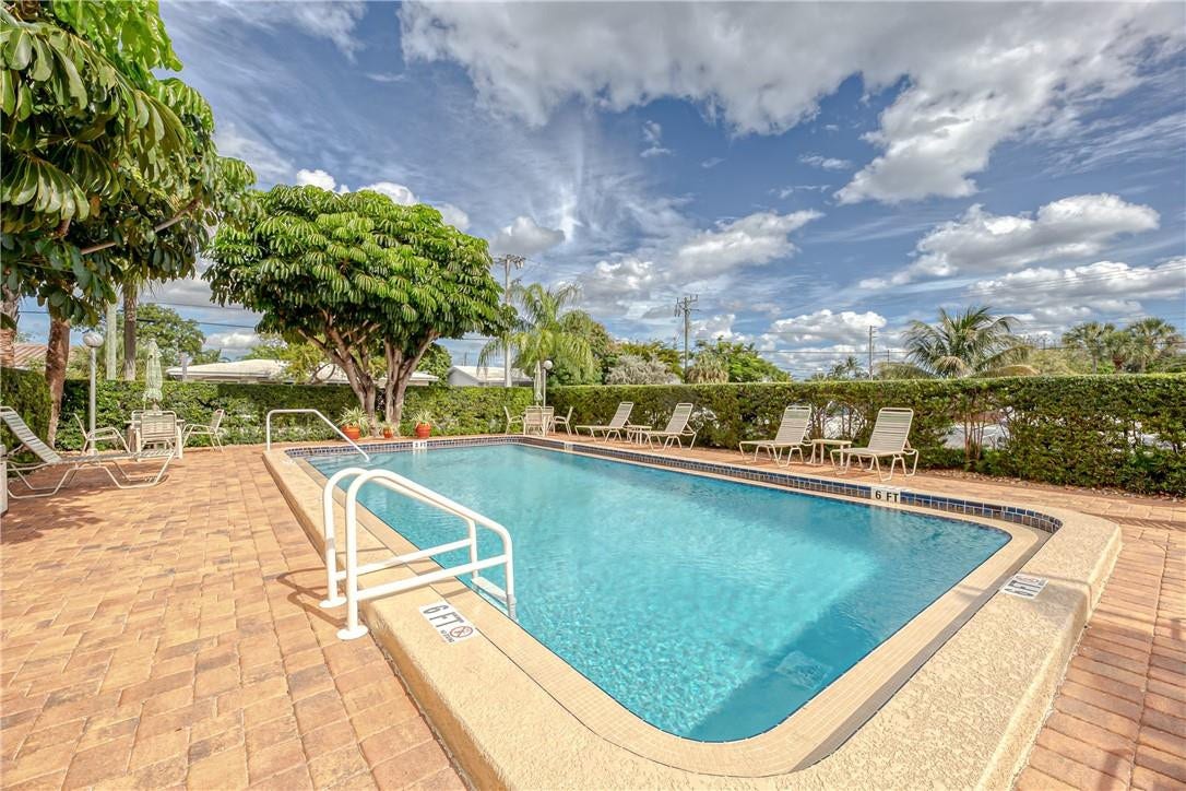 2400 NE 10th Street, #204, Pompano Beach, Pompano Beach, FL 33062 Community Pool
