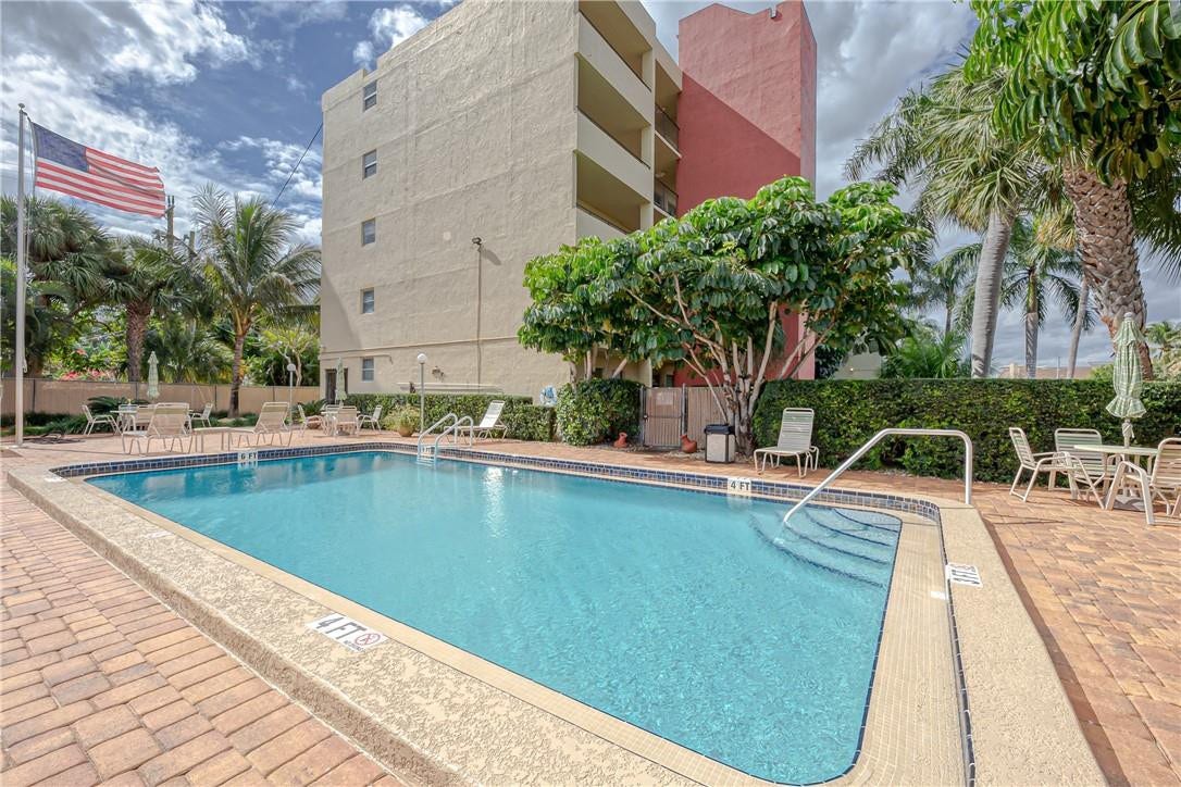 2400 NE 10th Street, #204, Pompano Beach, Pompano Beach, FL 33062 Community Pool