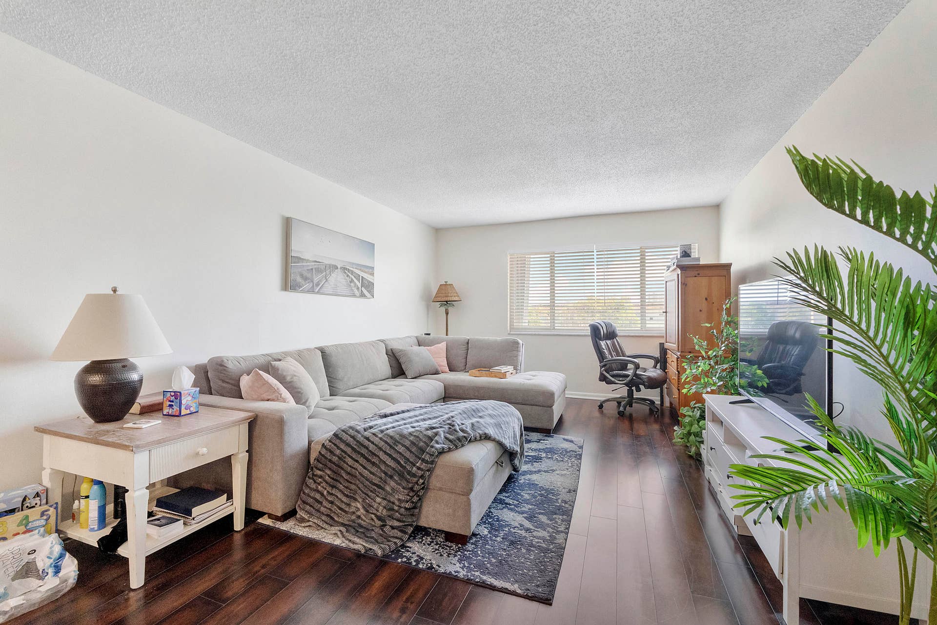 125 Shore Court, #304a, North Palm Beach, FL 33408 Living Room