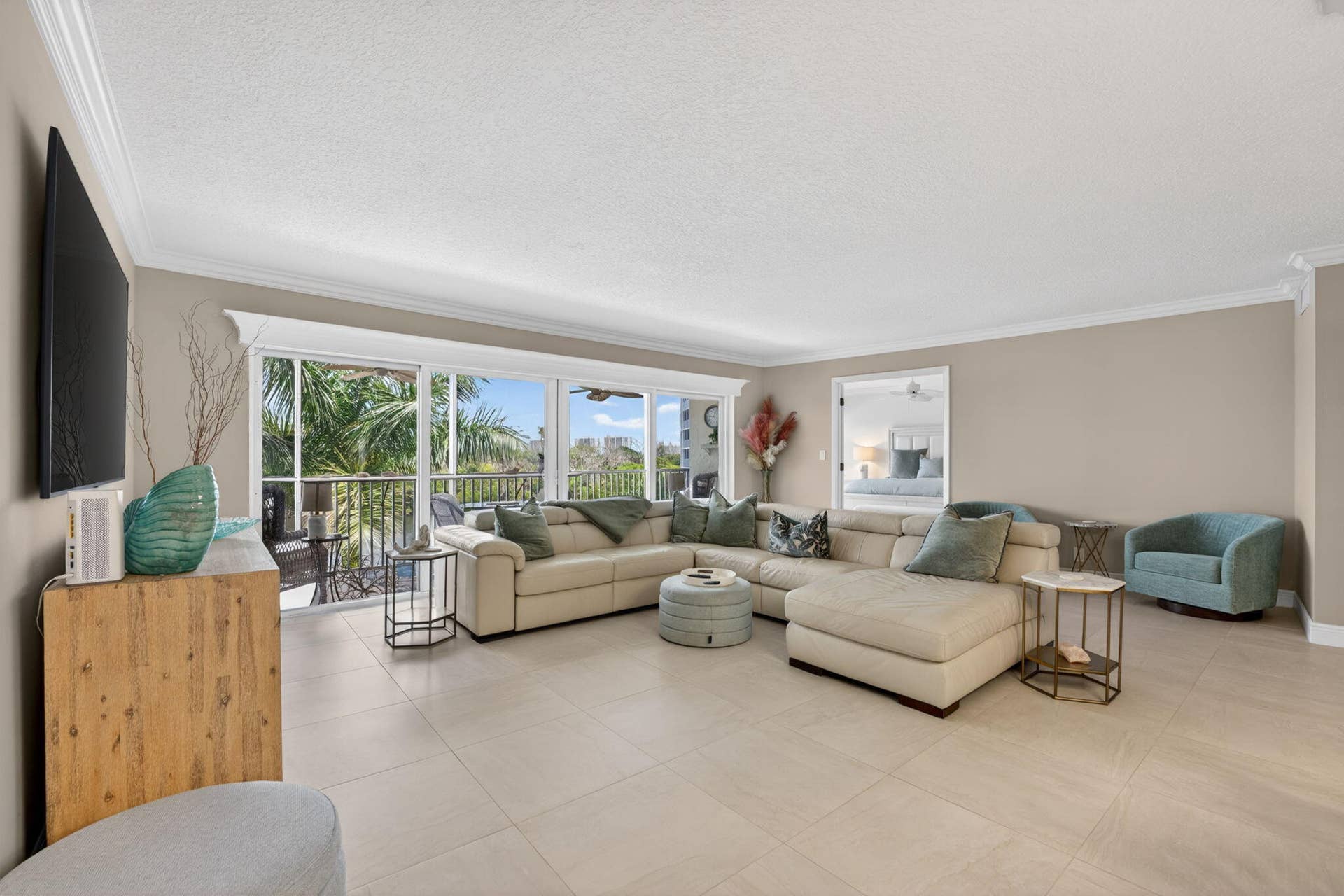 1523 E Hillsboro Boulevard, #631, Deerfield Beach, FL 33441 Living Room