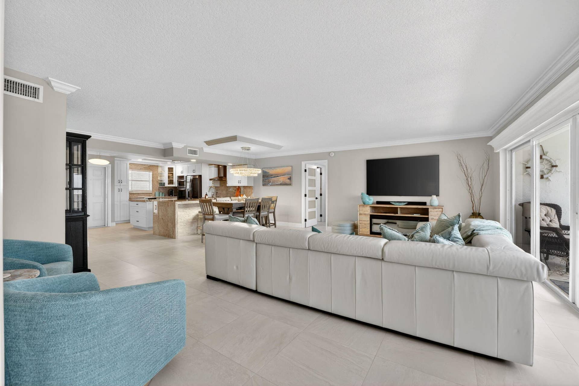 1523 E Hillsboro Boulevard, #631, Deerfield Beach, FL 33441 Living Room